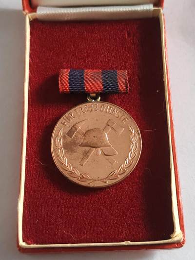 韵星假日拍卖第三十期 -- Rimey Holidays Auction 30 - 民主德国铜级消防服务奖章 带原盒