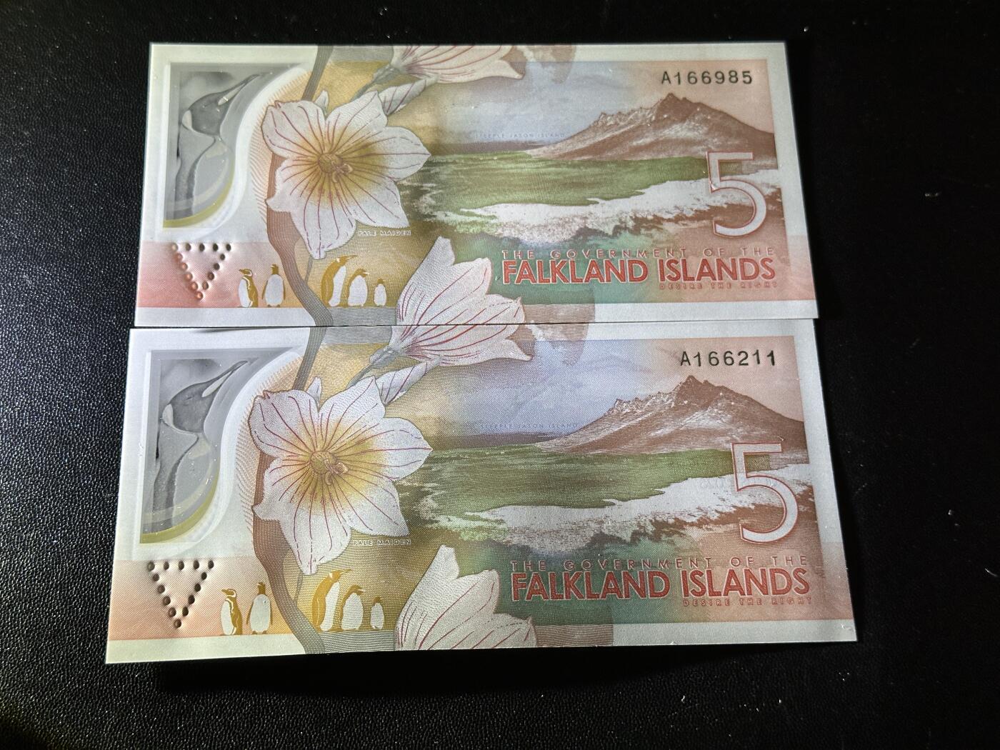 《外钞收藏家》第五百八十二期（精品场）（本平台长期征集拍品、欢迎藏友们联系合作） 2025年福克兰群岛5镑 A冠 2张一起 全新UNC 无47尾985、211