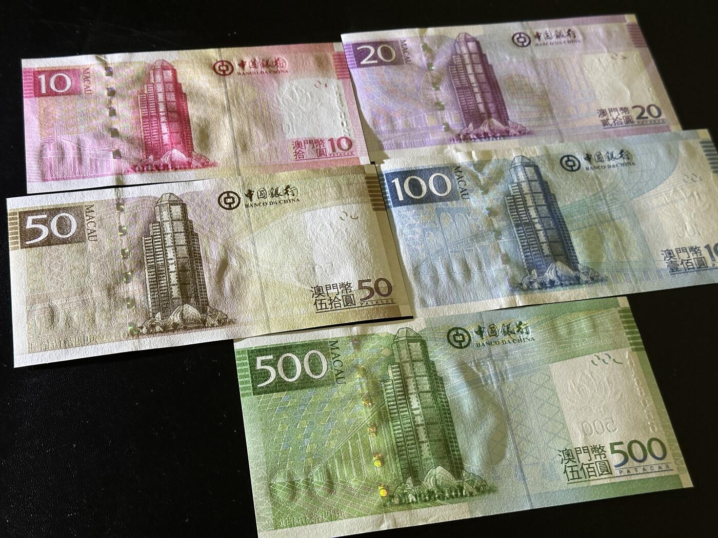 《外钞收藏家》第五百八十二期（精品场）（本平台长期征集拍品、欢迎藏友们联系合作） 澳门中国银行10-500元 五张一起 全新UNC