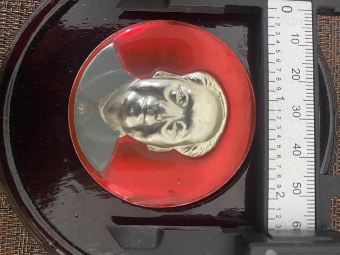 江南站杂件 毛主席像章