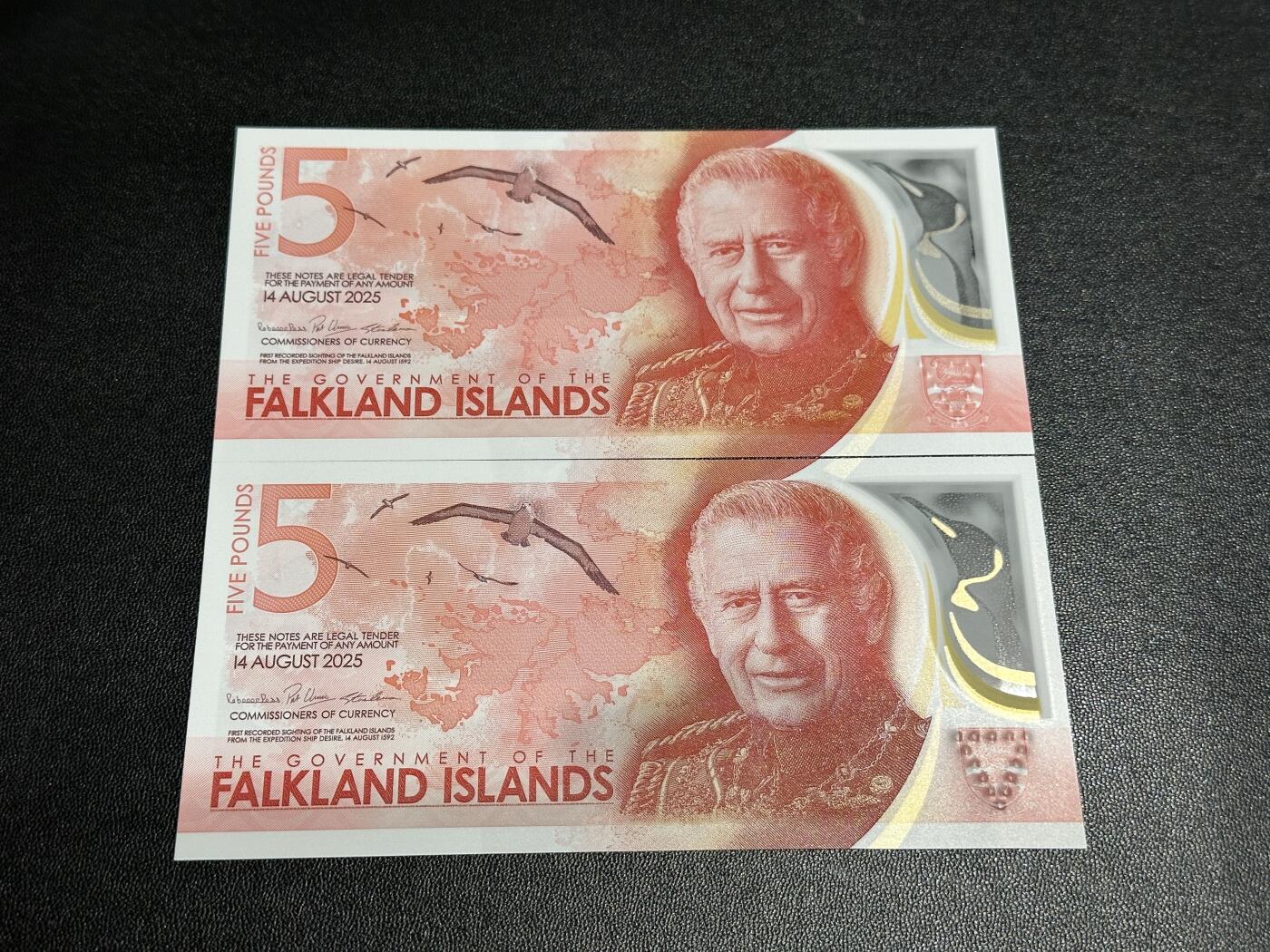《外钞收藏家》第五百八十二期（精品场）（本平台长期征集拍品、欢迎藏友们联系合作） 2025年福克兰群岛5镑 A冠 2张一起 全新UNC 无47尾985、211