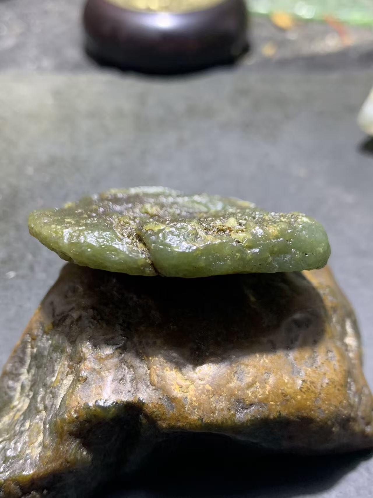 新疆戈壁风化纹和田玉青玉原石一颗，