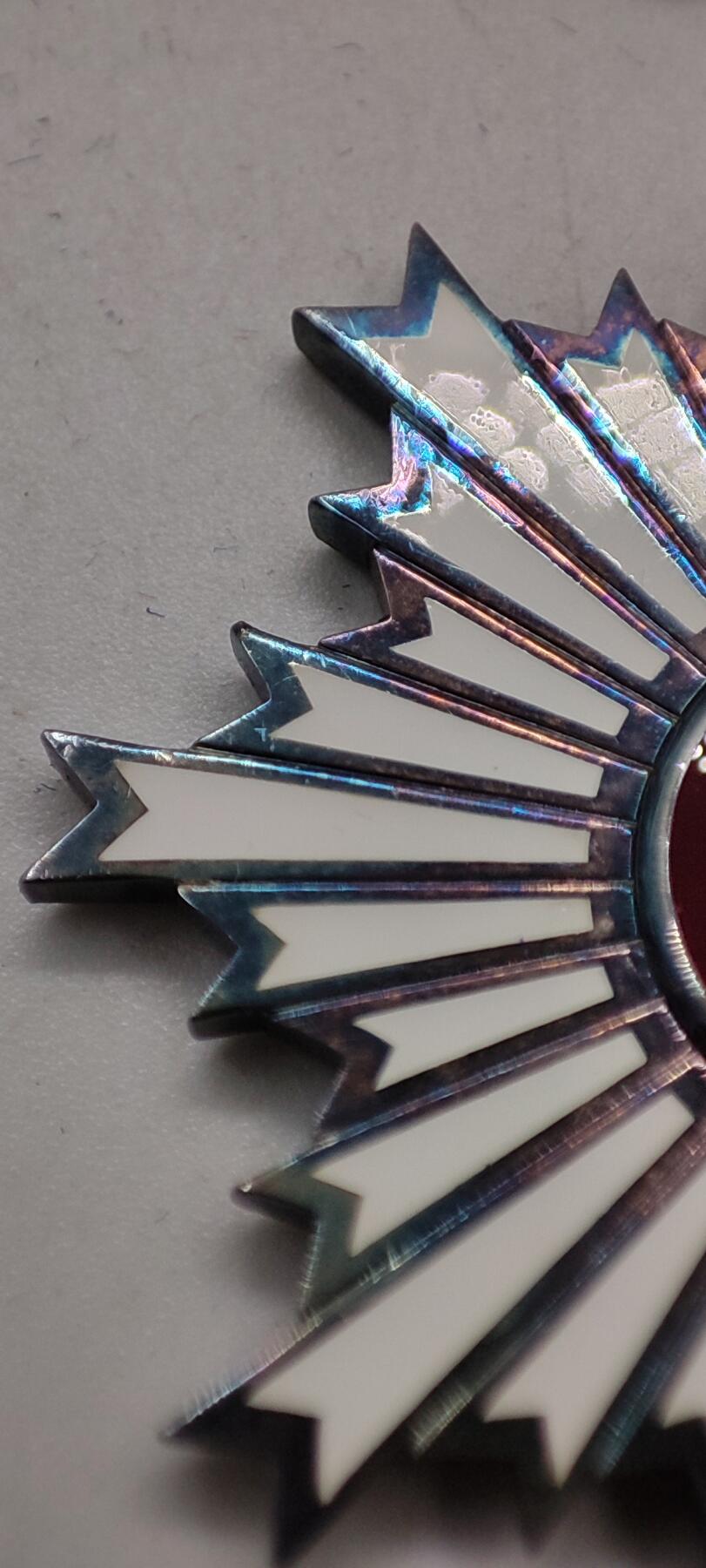 红色经典收藏拍卖专场第29期 勿忘国耻勿忘历史  六等单光旭日章  银质 带原盒略章 七宝烧完好无损