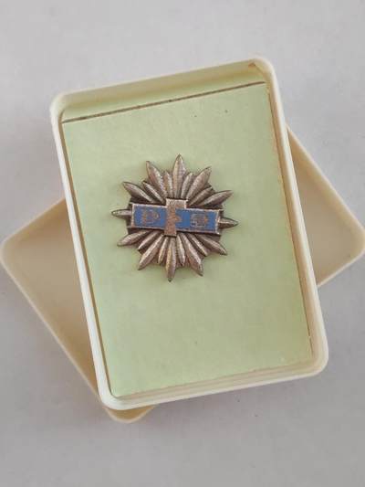 韵星假日拍卖第三十期 -- Rimey Holidays Auction 30 - 民主德国银级妇女联合会证章 带原盒