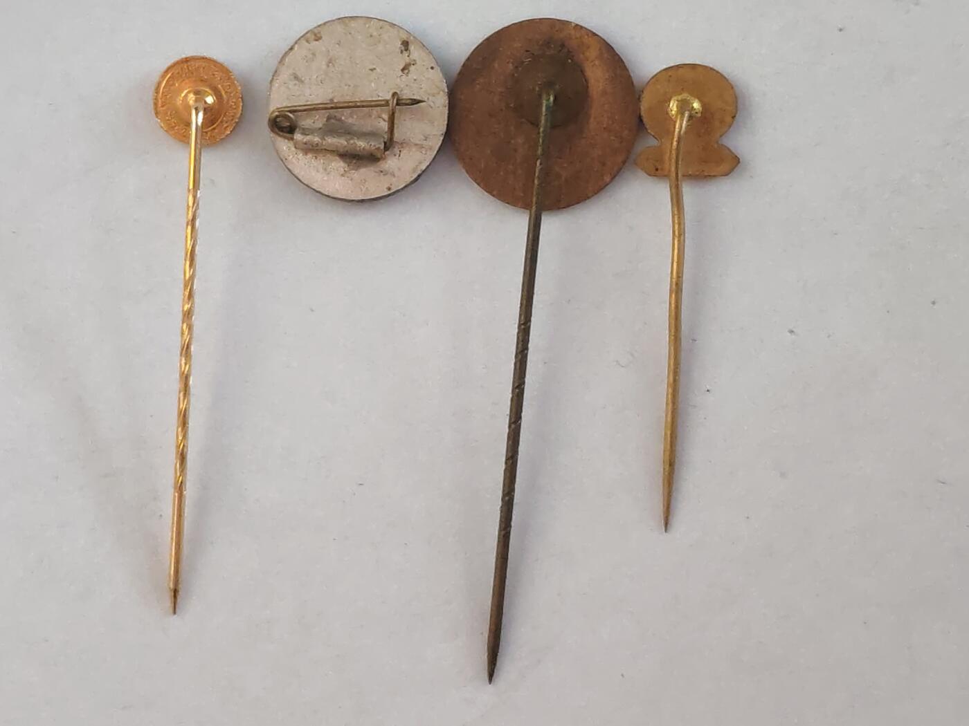 韵星假日拍卖第三十期 -- Rimey Holidays Auction 30 民主德国徽章插针一组