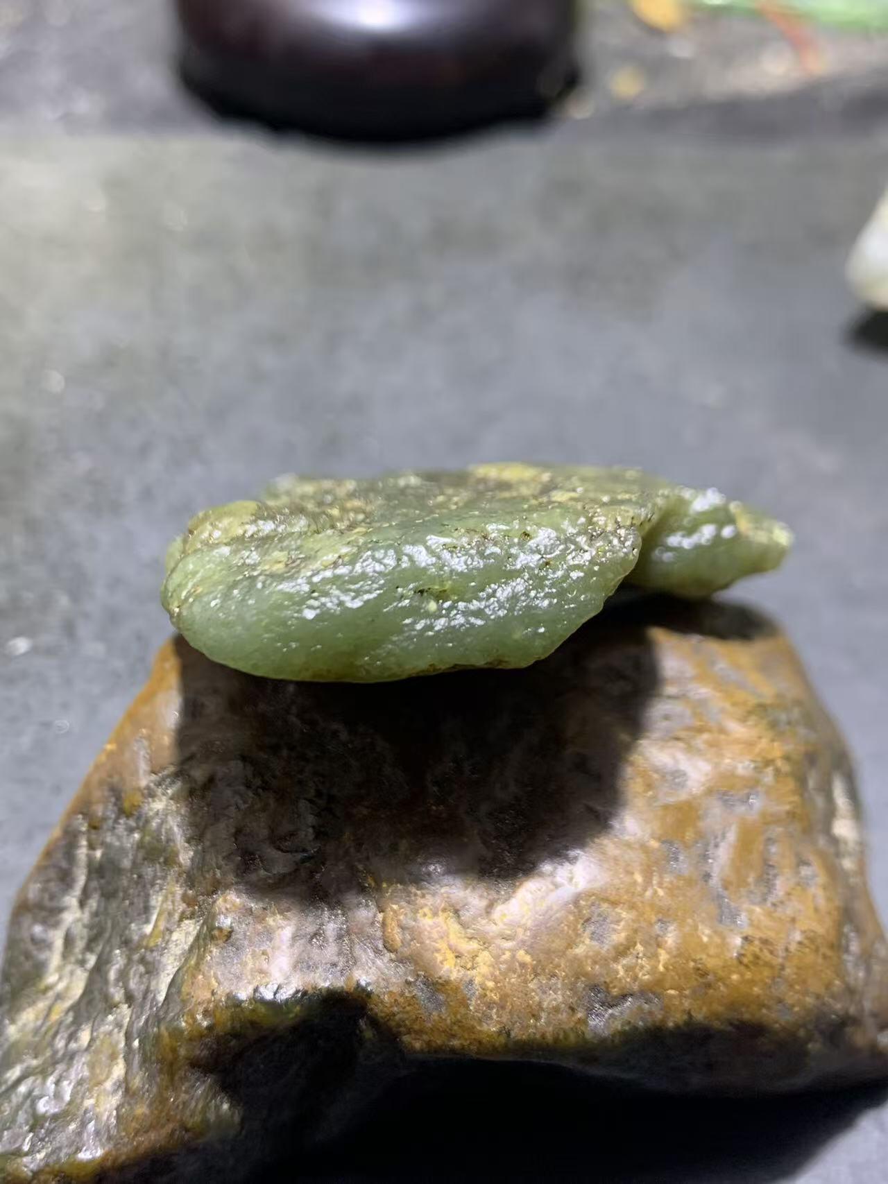 新疆戈壁风化纹和田玉青玉原石一颗，