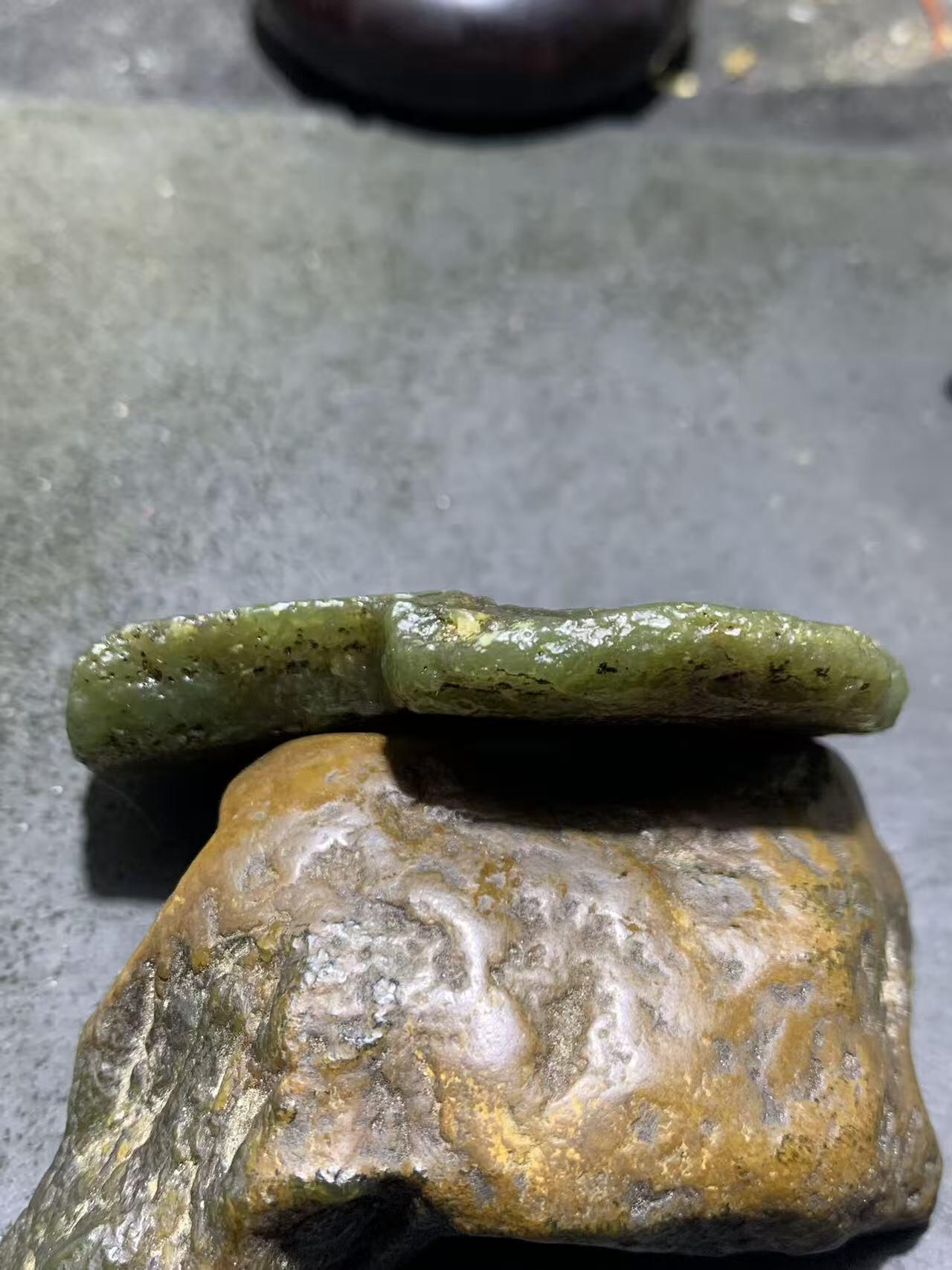 新疆戈壁风化纹和田玉青玉原石一颗，