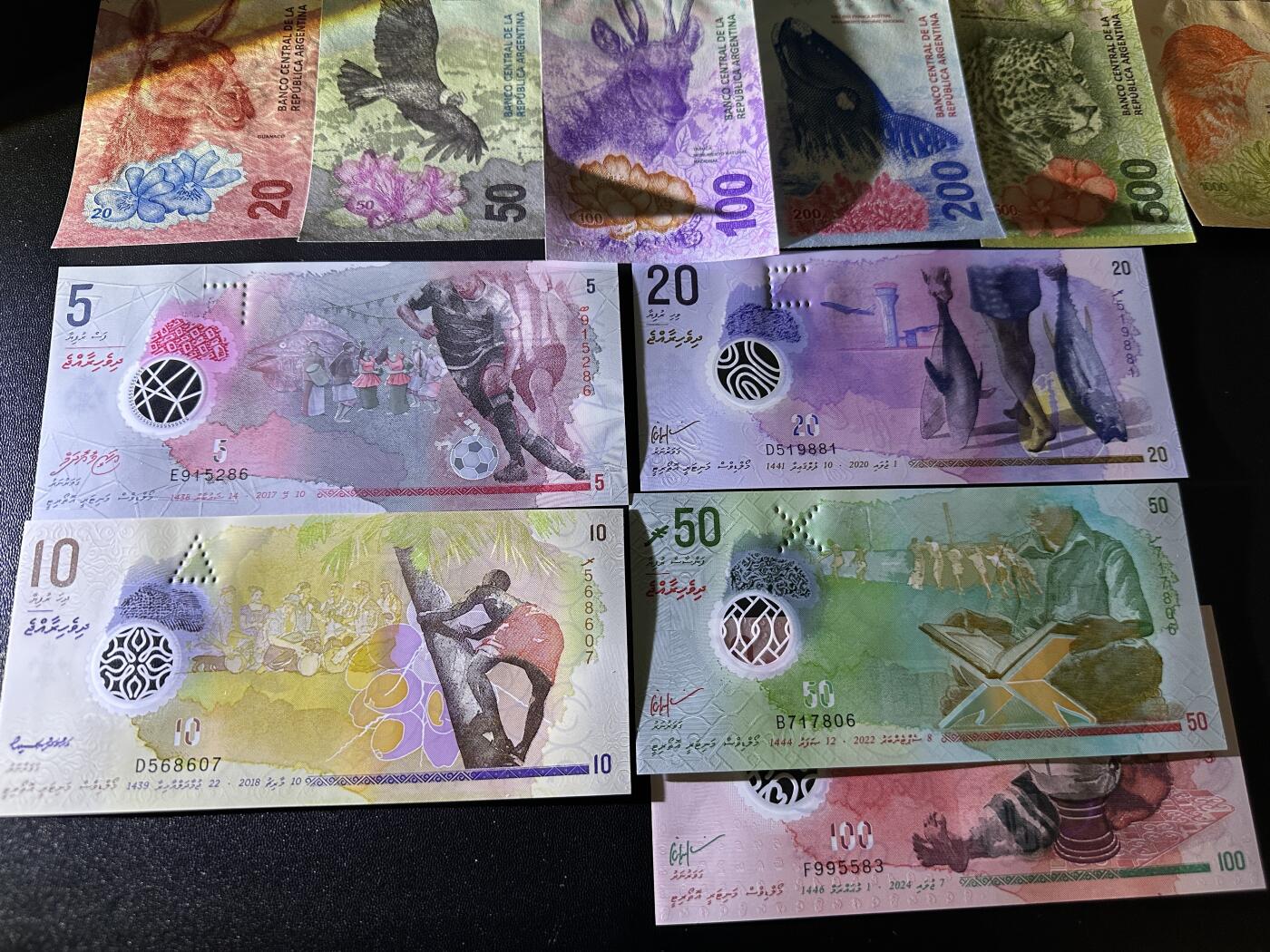 《外钞收藏家》第五百八十二期（精品场）（本平台长期征集拍品、欢迎藏友们联系合作） 马尔代夫小面额5张+阿根廷1套6张+阿根廷100+哥伦比亚狮子号9999一起 全新UNC