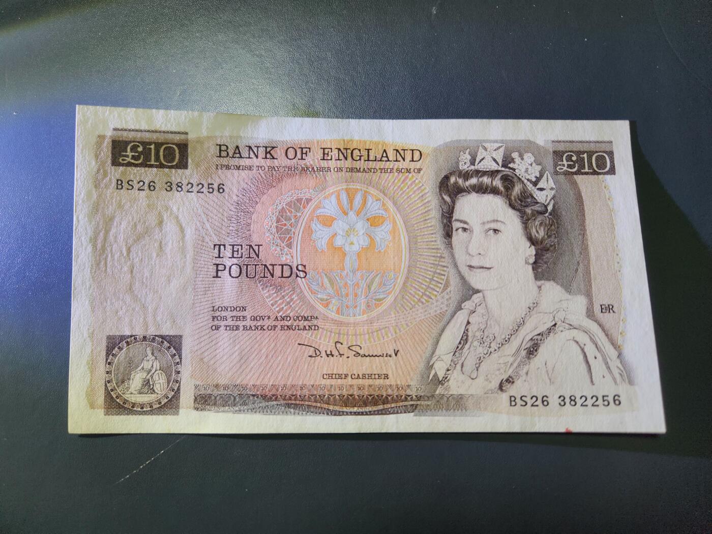 11月8号晚上8点 外国纸币自动截拍第53场 英国10镑 极美品 底边有点脏