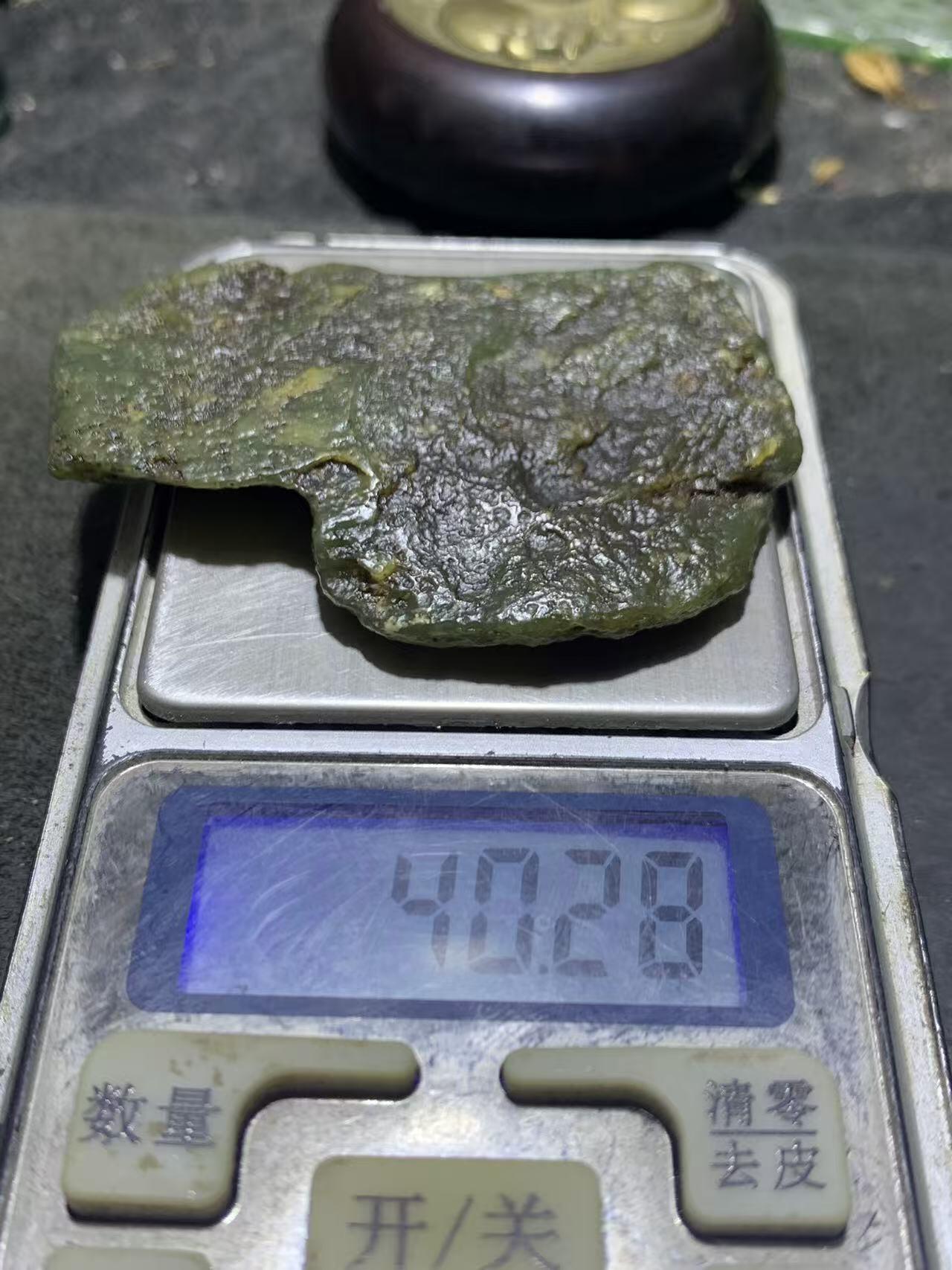 新疆戈壁风化纹和田玉青玉原石一颗，