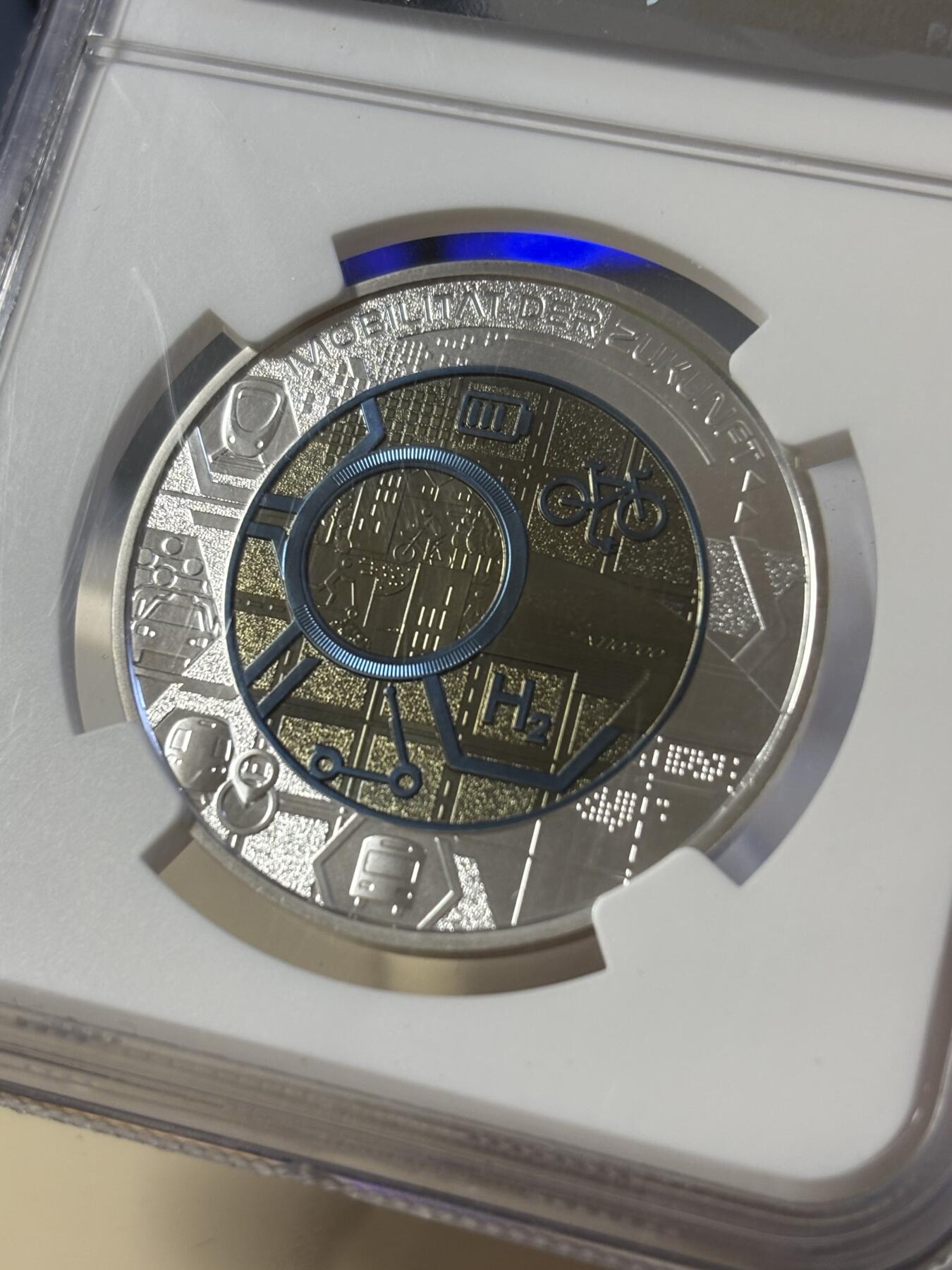 第181期拍卖 获奖奥地利2021年银铌双金属系列智能交通25欧银币NGC-MS70首无盒证书，2023年度克劳斯最佳双金属币面值:25欧元，金属:900银/998铌，重量:9/6.5克，直径:35毫米，发行：65000枚