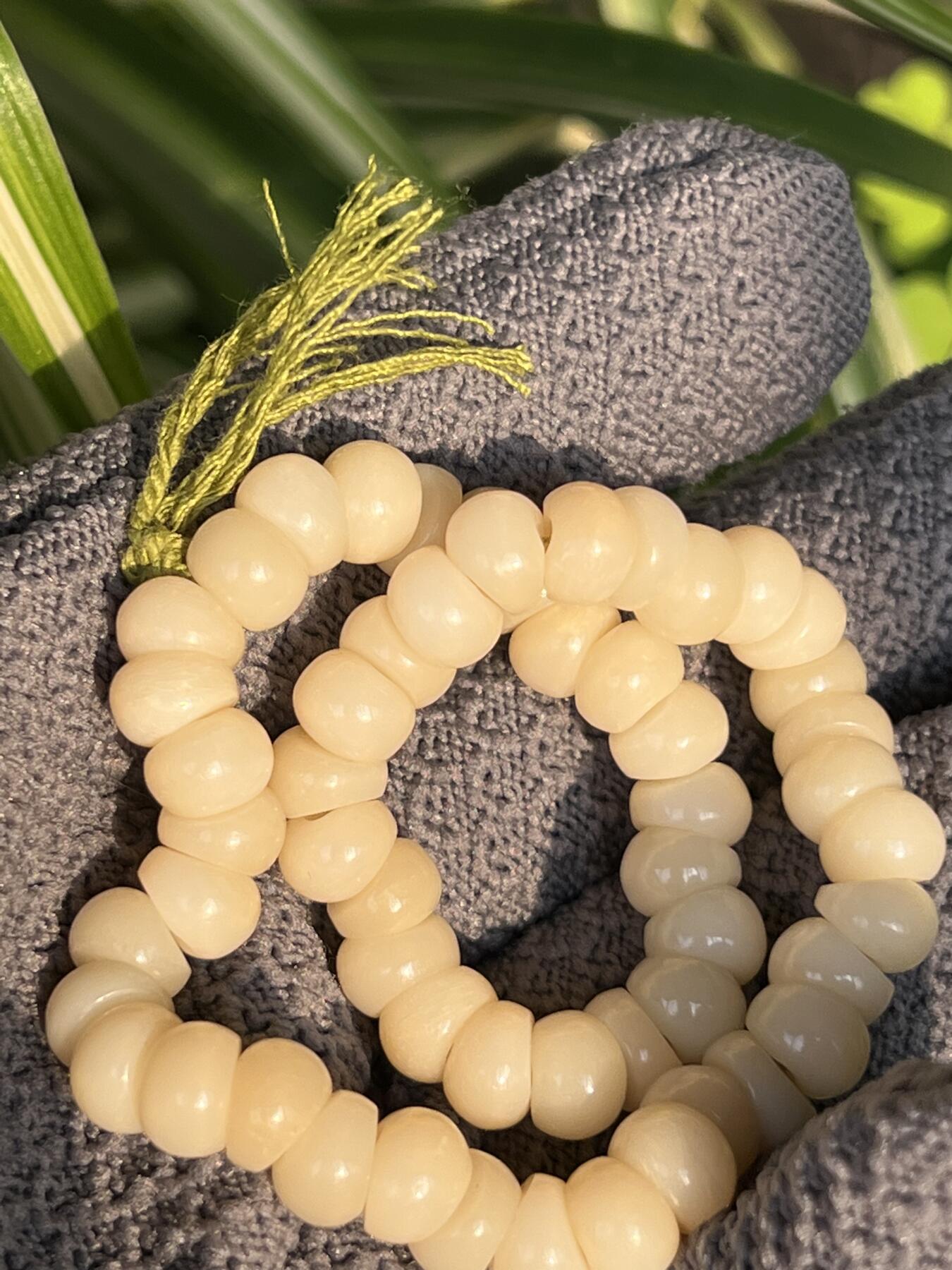 零元拍：NO.4 精工 奶油超润驼骨蒜瓣儿手串手持8左右