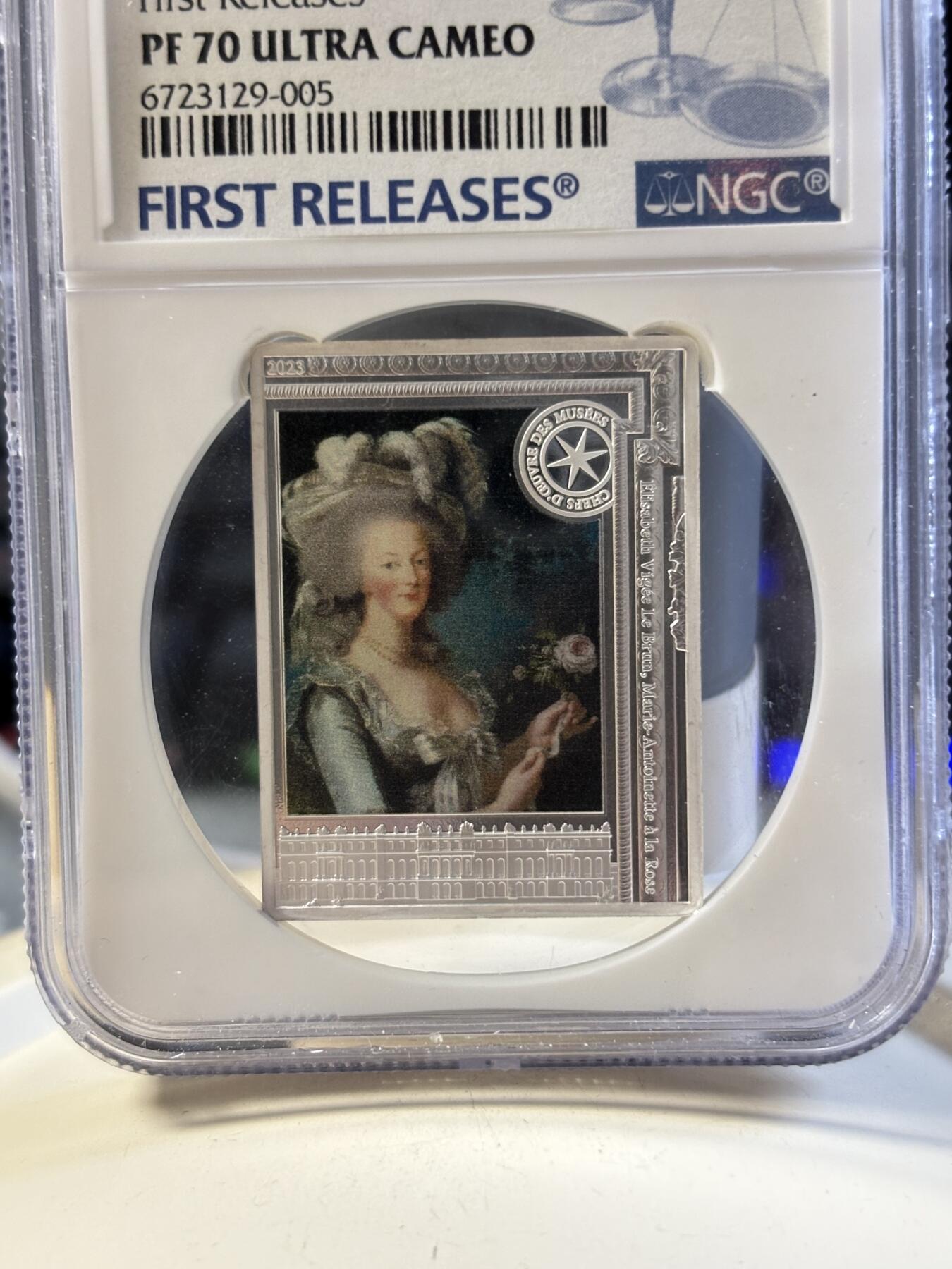 第181期拍卖 法国2023年卢浮宫杰作安托瓦内特王后与玫瑰彩银币NGC-PF70首无盒无证书，999银，22.2克，发行3000枚