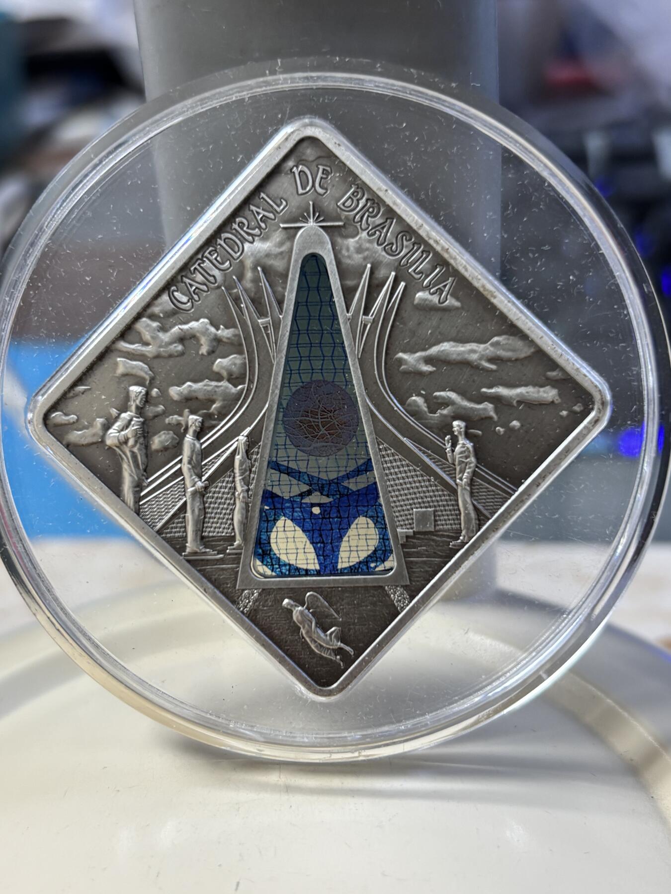 第181期拍卖 帕劳2012年圣殿之窗巴西利亚教堂镶玻璃纪念银币带证书，925银，50克，发行999枚。塑料盒有破