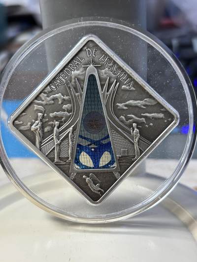 第181期拍卖 - 帕劳2012年圣殿之窗巴西利亚教堂镶玻璃纪念银币带证书，925银，50克，发行999枚。塑料盒有破