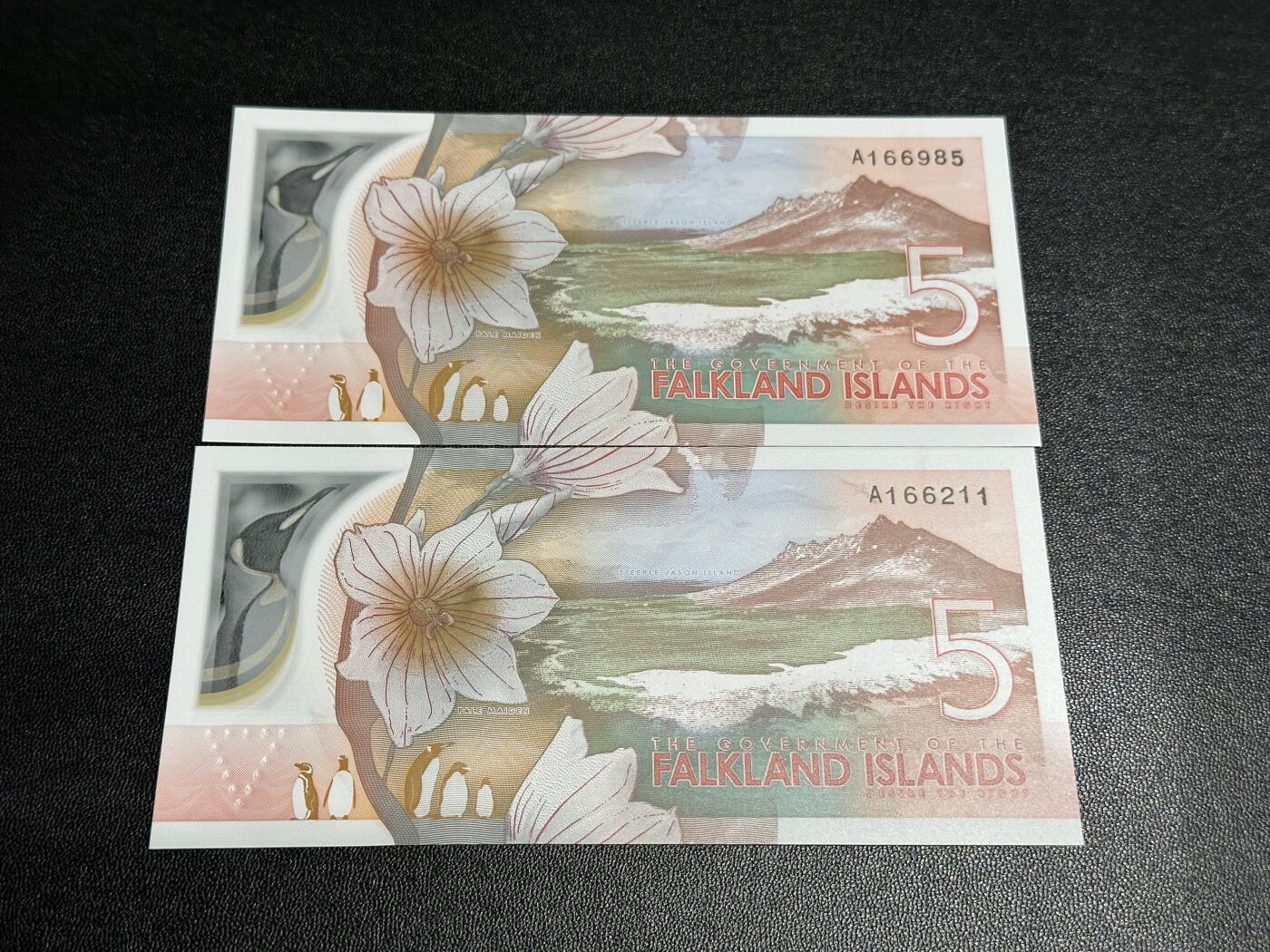 《外钞收藏家》第五百八十二期（精品场）（本平台长期征集拍品、欢迎藏友们联系合作） 2025年福克兰群岛5镑 A冠 2张一起 全新UNC 无47尾985、211