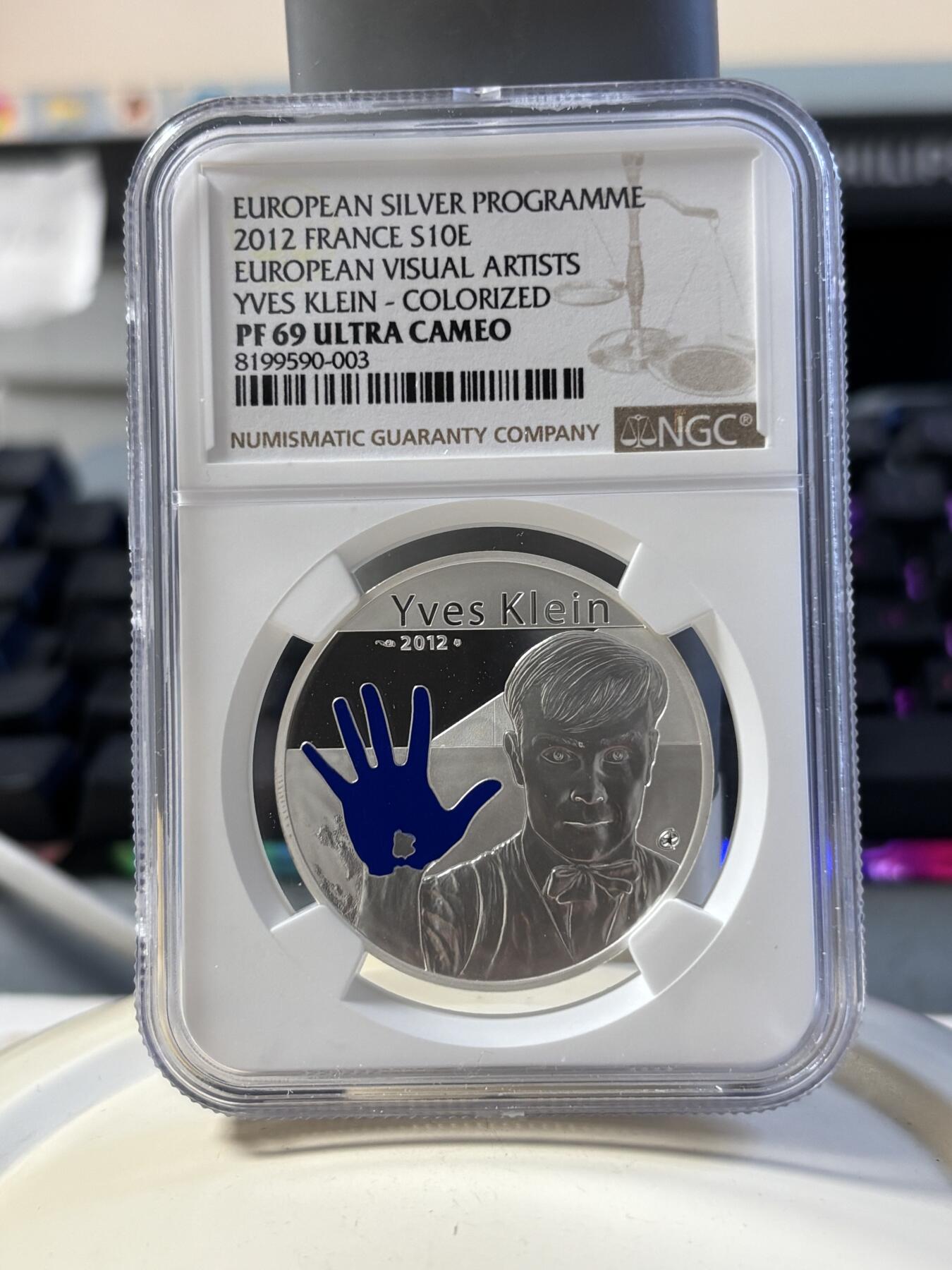第181期拍卖 获奖法国2012年伊夫克莱因“蓝手”彩银币NGC-PF69，900银，22.2克，发行30000枚，荣获2014年克劳斯世界硬币大奖赛 最佳硬币终极大奖最佳艺术币双项大奖