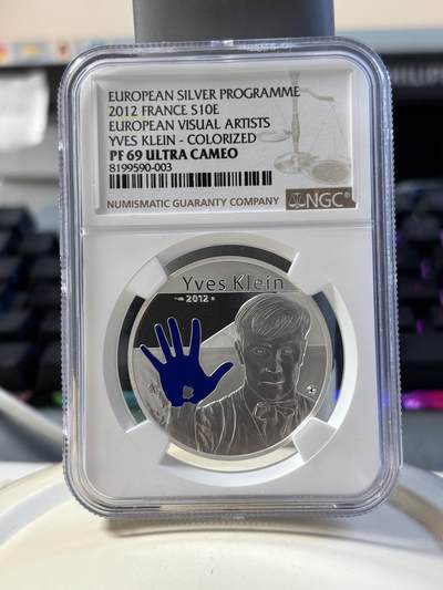 第181期拍卖 - 获奖法国2012年伊夫克莱因“蓝手”彩银币NGC-PF69，900银，22.2克，发行30000枚，荣获2014年克劳斯世界硬币大奖赛 最佳硬币终极大奖最佳艺术币双项大奖