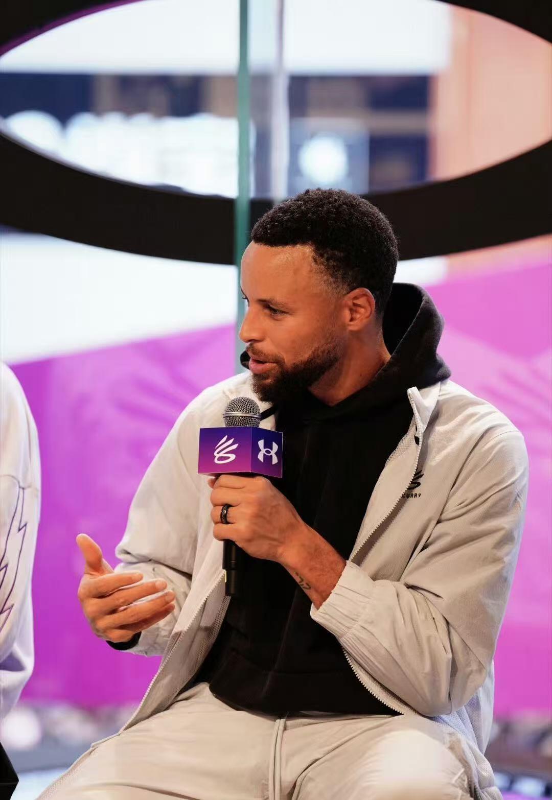 零元拍：来来来！要攒齐库里证件卡的看过来，你们要的2024的拿到了！库里亲笔签名：2024安德玛“这三分敬我们”CURRY品牌中国行珍贵证件卡！巴黎奥运会绽放后第一时间的“晚安”，仅此一枚，速度出手！！！