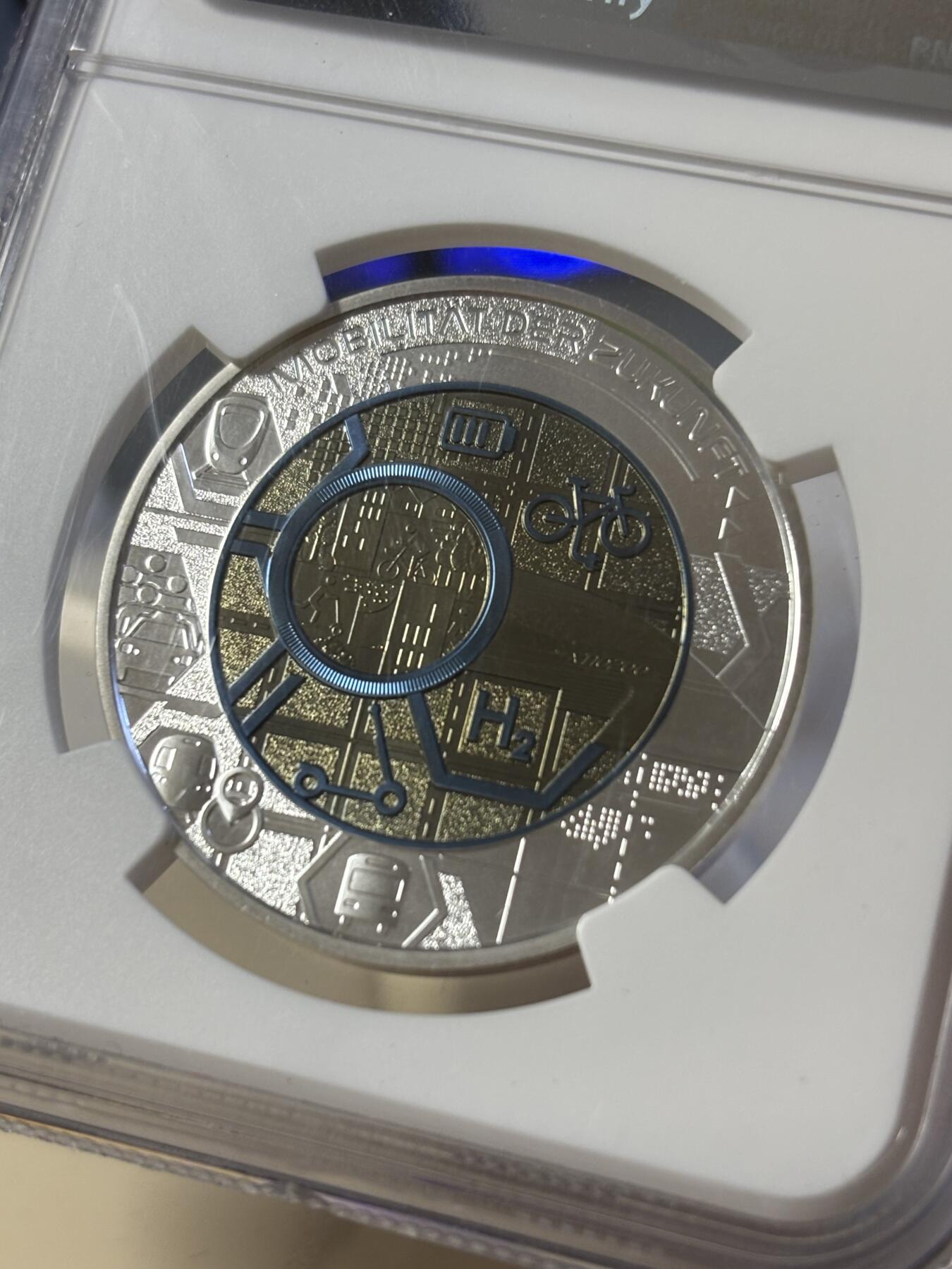 第181期拍卖 获奖奥地利2021年银铌双金属系列智能交通25欧银币NGC-MS70首无盒证书，2023年度克劳斯最佳双金属币面值:25欧元，金属:900银/998铌，重量:9/6.5克，直径:35毫米，发行：65000枚