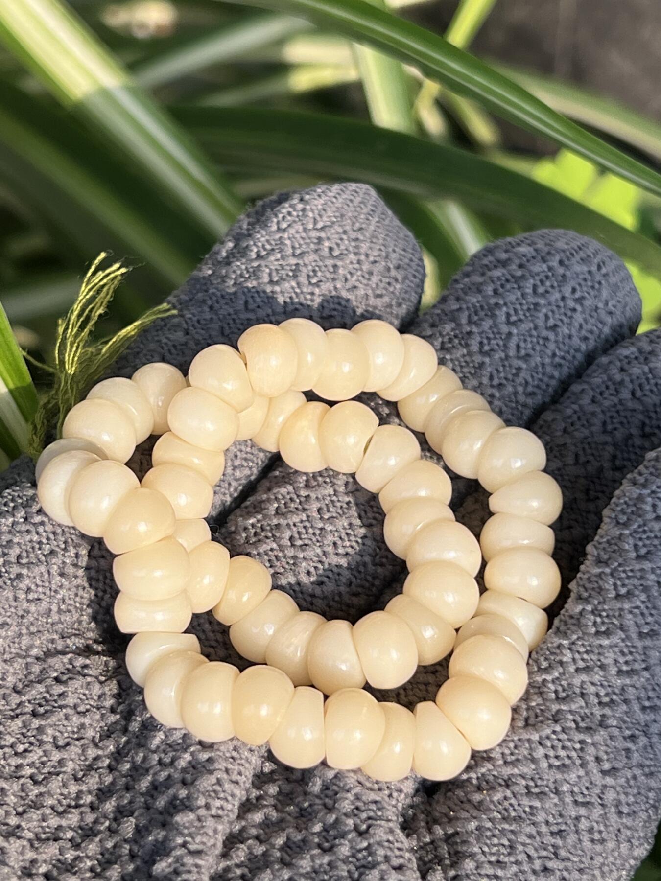 零元拍：NO.4 精工 奶油超润驼骨蒜瓣儿手串手持8左右