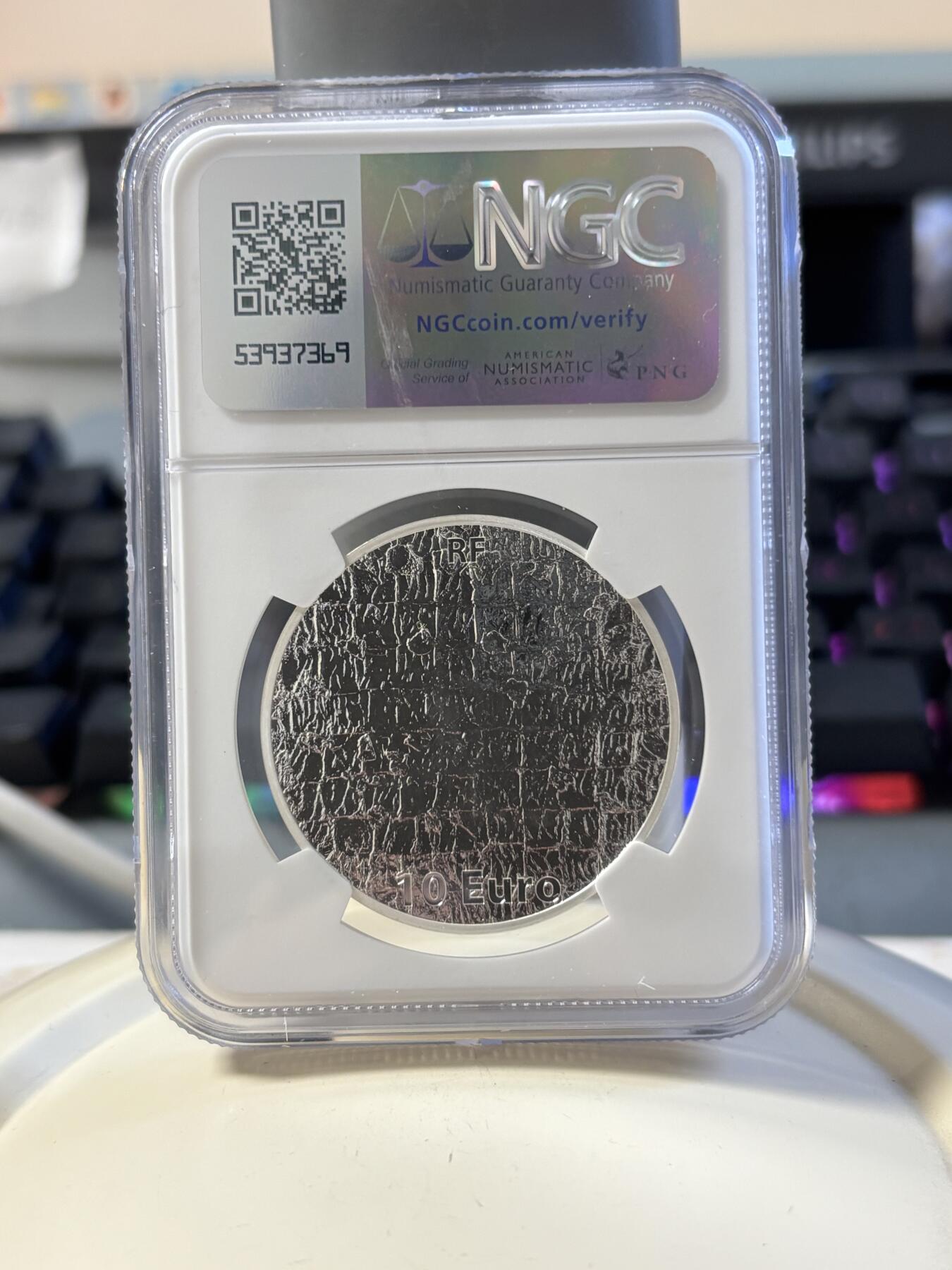 第181期拍卖 获奖法国2012年伊夫克莱因“蓝手”彩银币NGC-PF69，900银，22.2克，发行30000枚，荣获2014年克劳斯世界硬币大奖赛 最佳硬币终极大奖最佳艺术币双项大奖