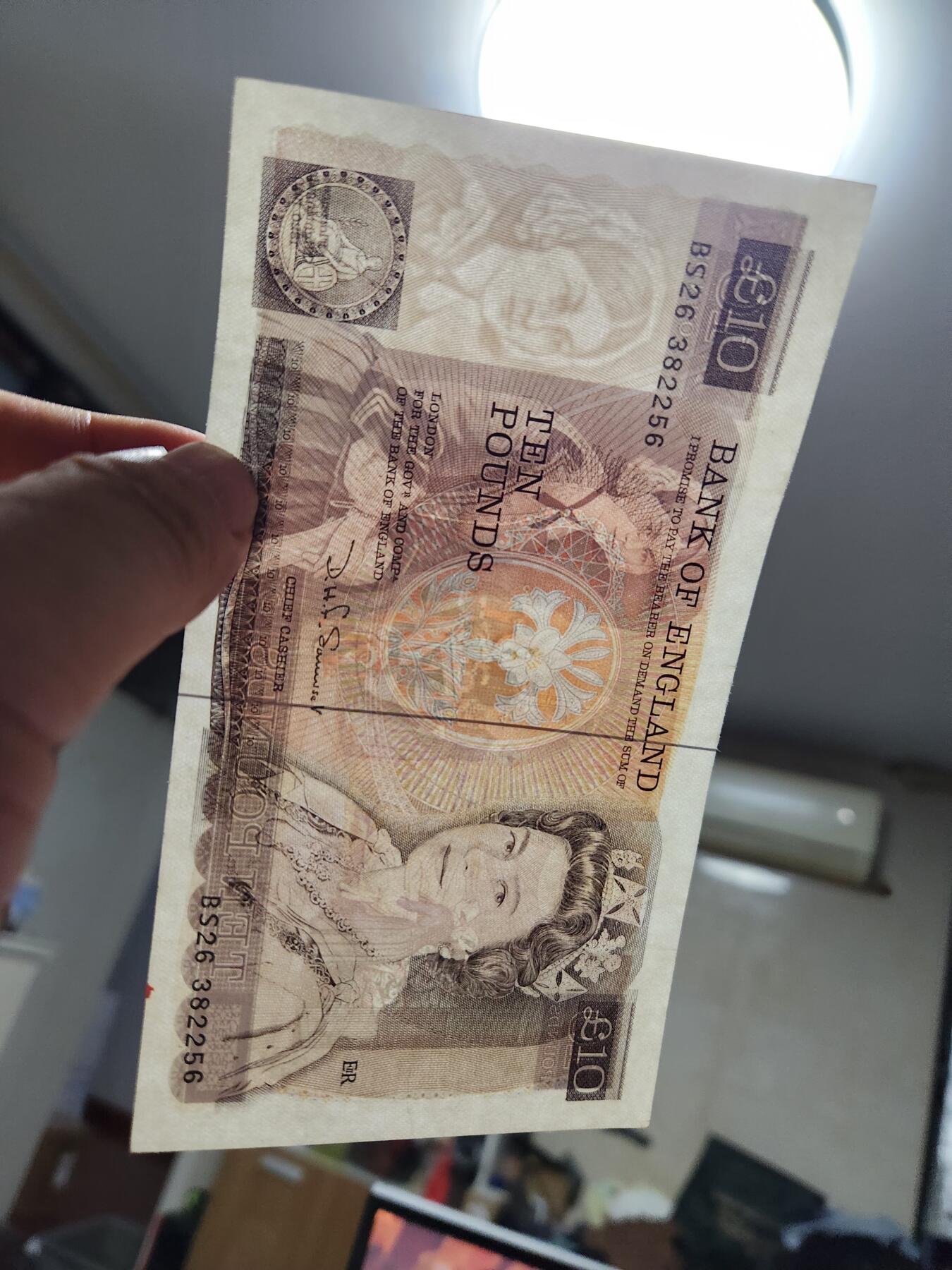 11月8号晚上8点 外国纸币自动截拍第53场 英国10镑 极美品 底边有点脏