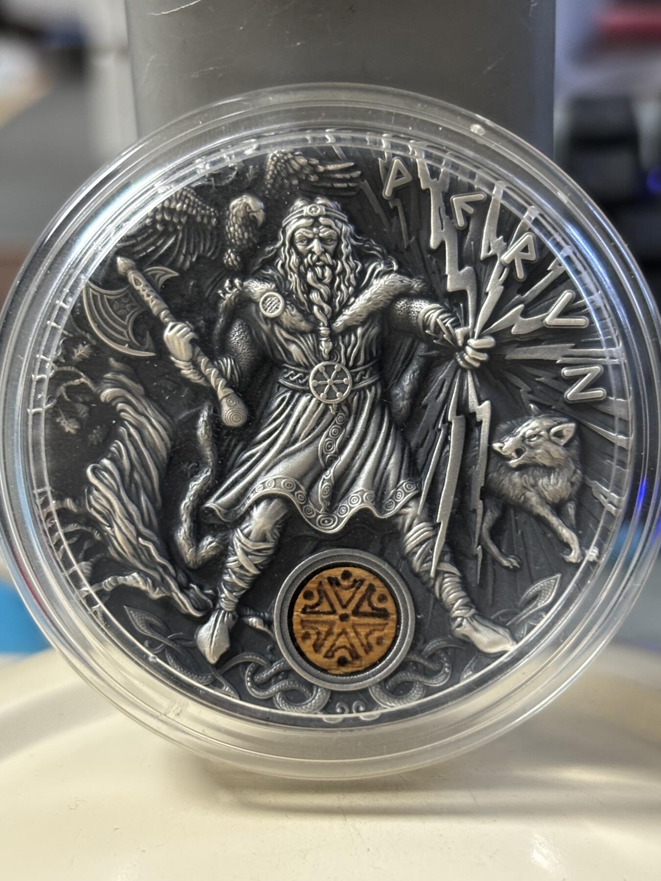 第181期拍卖 纽埃2018年斯拉夫之神系列雷神佩龙镶嵌木头2盎司银币，999银，发行500枚，银价也差不多700了