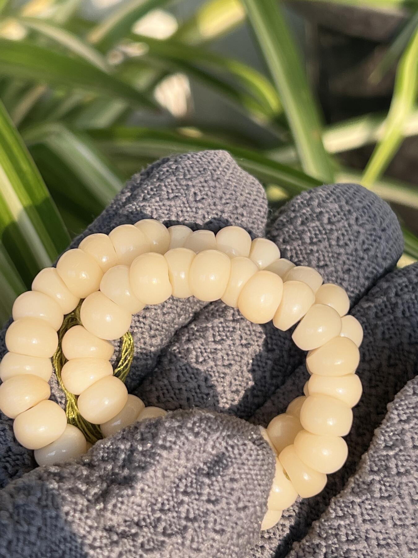 零元拍：NO.4 精工 奶油超润驼骨蒜瓣儿手串手持8左右