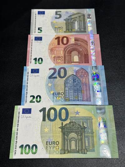 《外钞收藏家》第五百八十二期（精品场）（本平台长期征集拍品、欢迎藏友们联系合作） - 三签和四签5-100欧元 四张一起 全新UNC