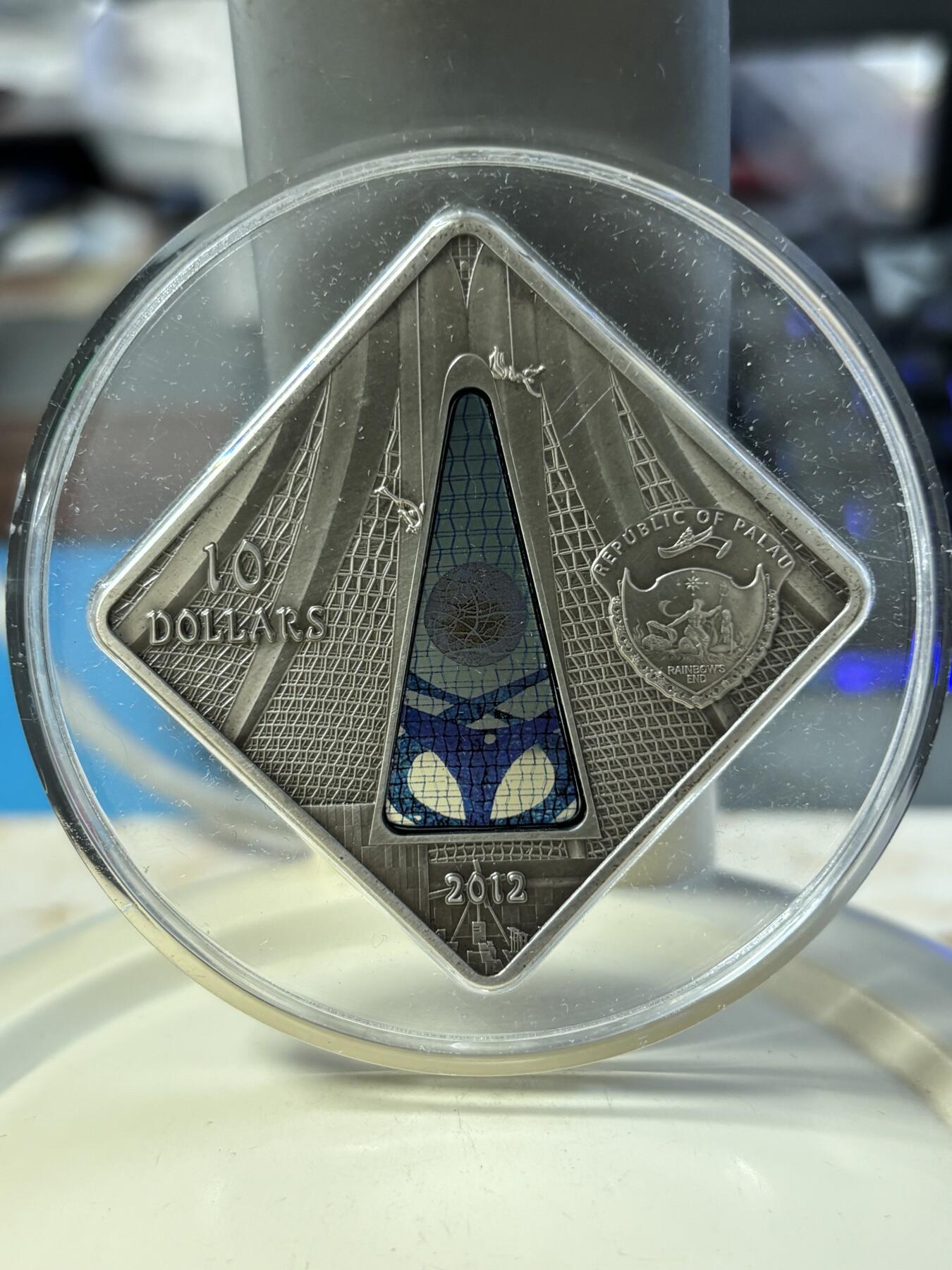 第181期拍卖 帕劳2012年圣殿之窗巴西利亚教堂镶玻璃纪念银币带证书，925银，50克，发行999枚。塑料盒有破