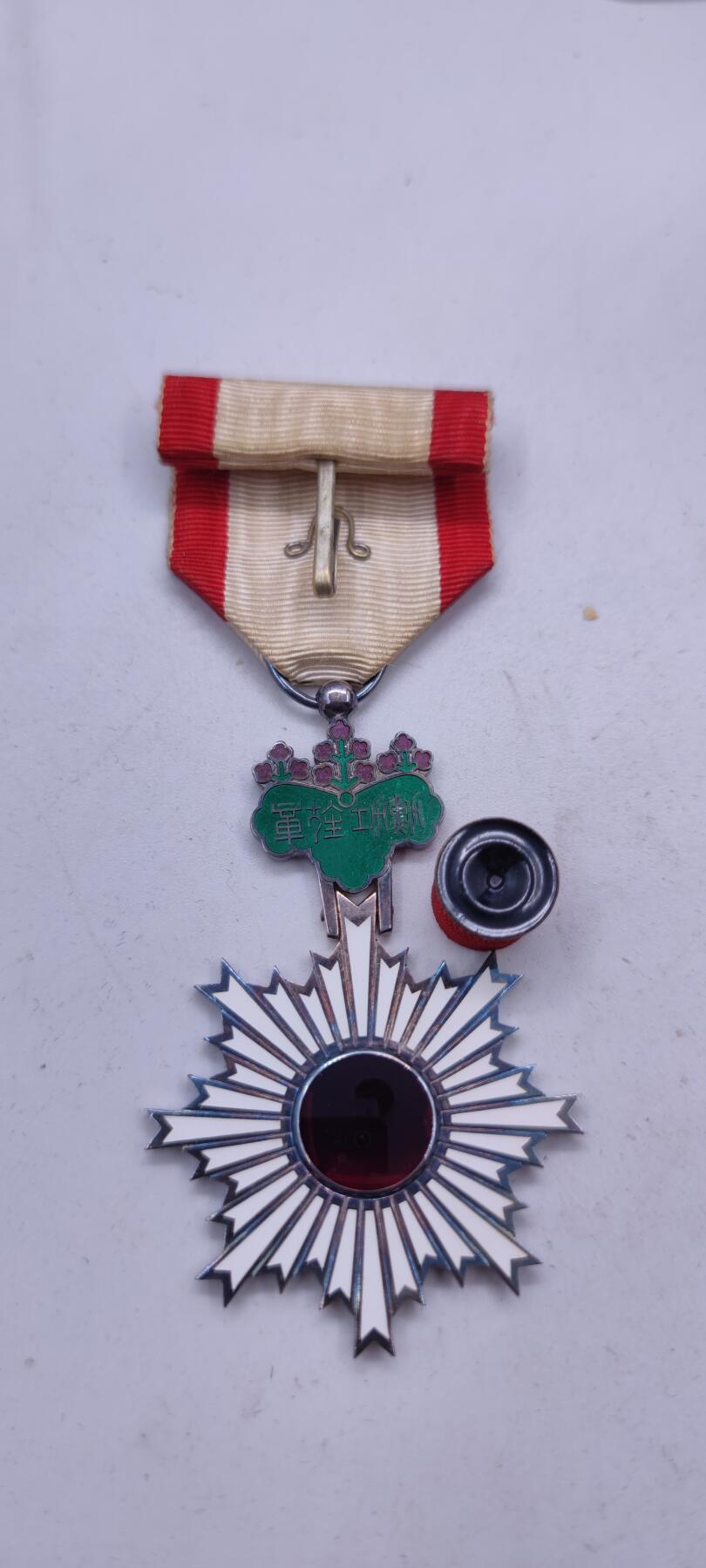 红色经典收藏拍卖专场第29期 勿忘国耻勿忘历史  六等单光旭日章  银质 带原盒略章 七宝烧完好无损