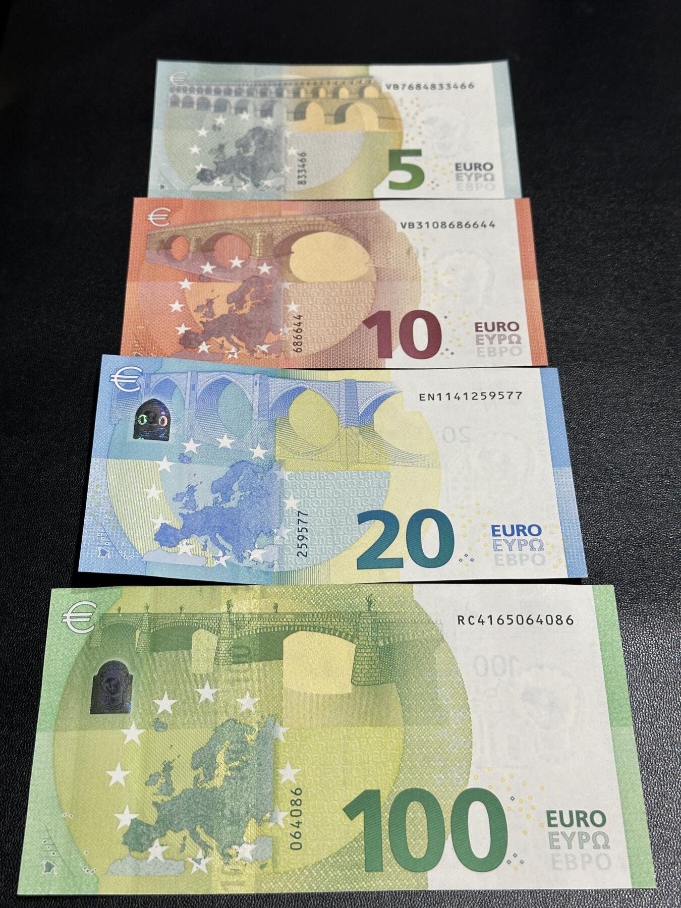 《外钞收藏家》第五百八十二期（精品场）（本平台长期征集拍品、欢迎藏友们联系合作） 三签和四签5-100欧元 四张一起 全新UNC