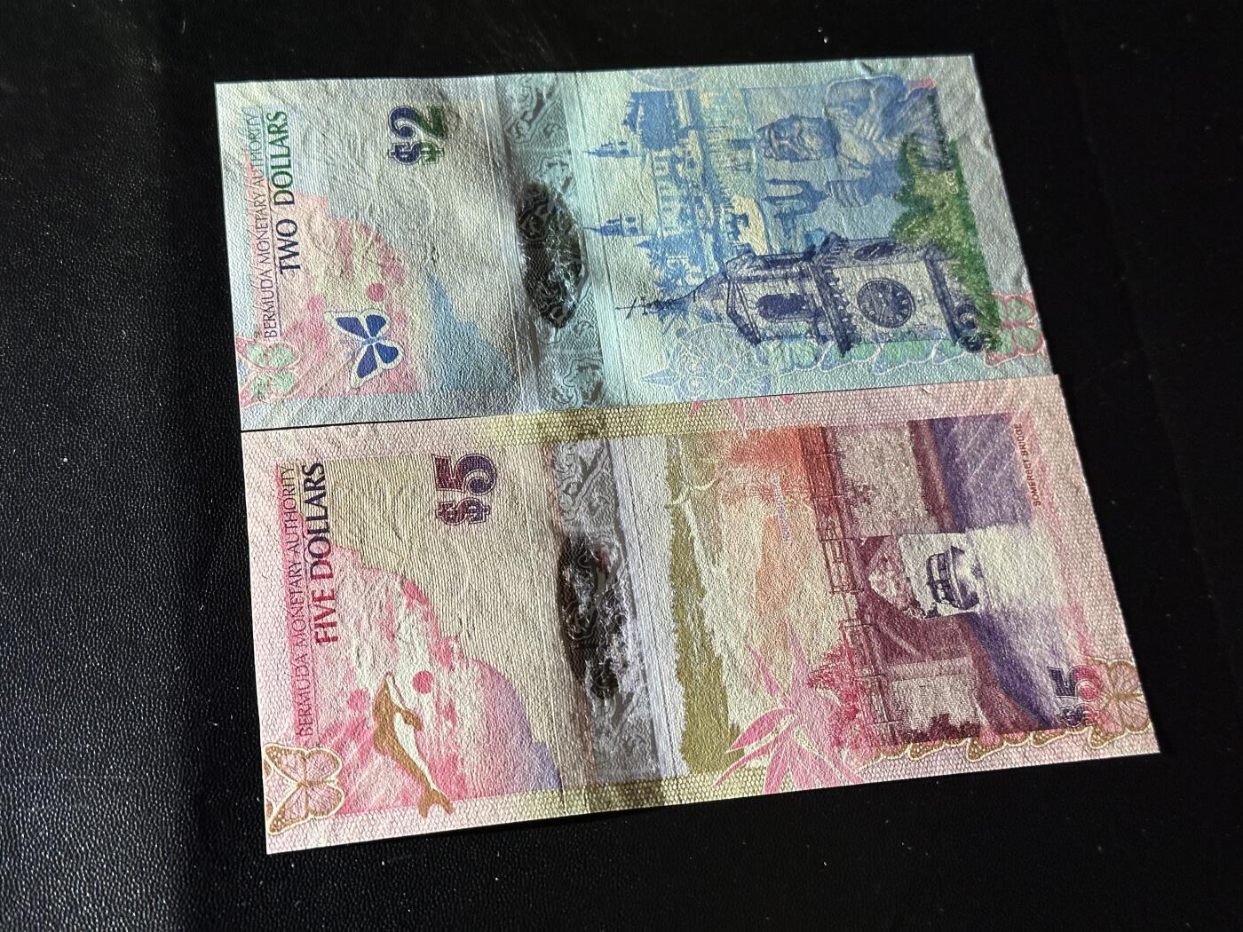 《外钞收藏家》第五百八十二期（精品场）（本平台长期征集拍品、欢迎藏友们联系合作） 百慕大2元无47+洋葱冠5元 2张一起 全新UNC