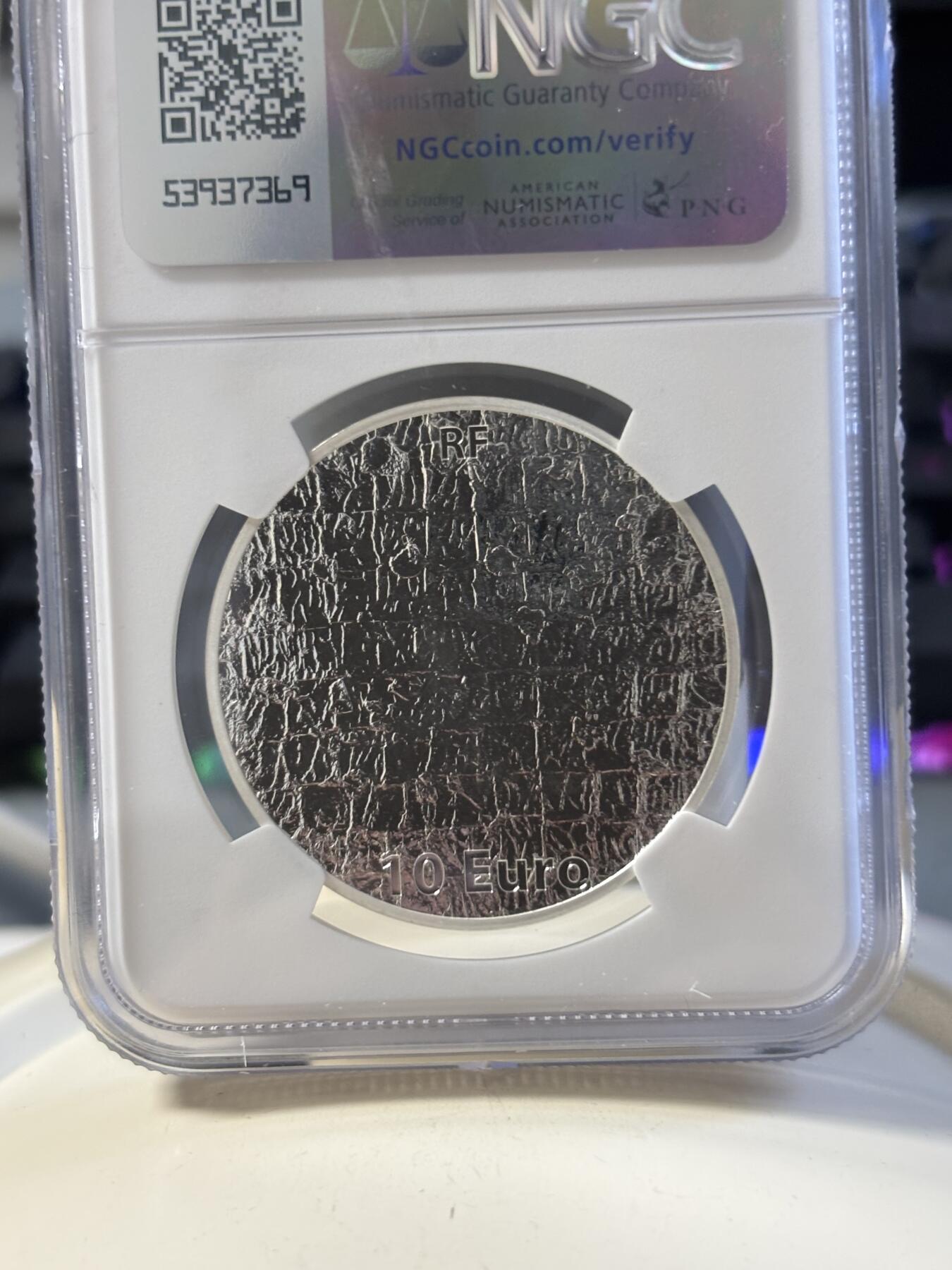 第181期拍卖 获奖法国2012年伊夫克莱因“蓝手”彩银币NGC-PF69，900银，22.2克，发行30000枚，荣获2014年克劳斯世界硬币大奖赛 最佳硬币终极大奖最佳艺术币双项大奖