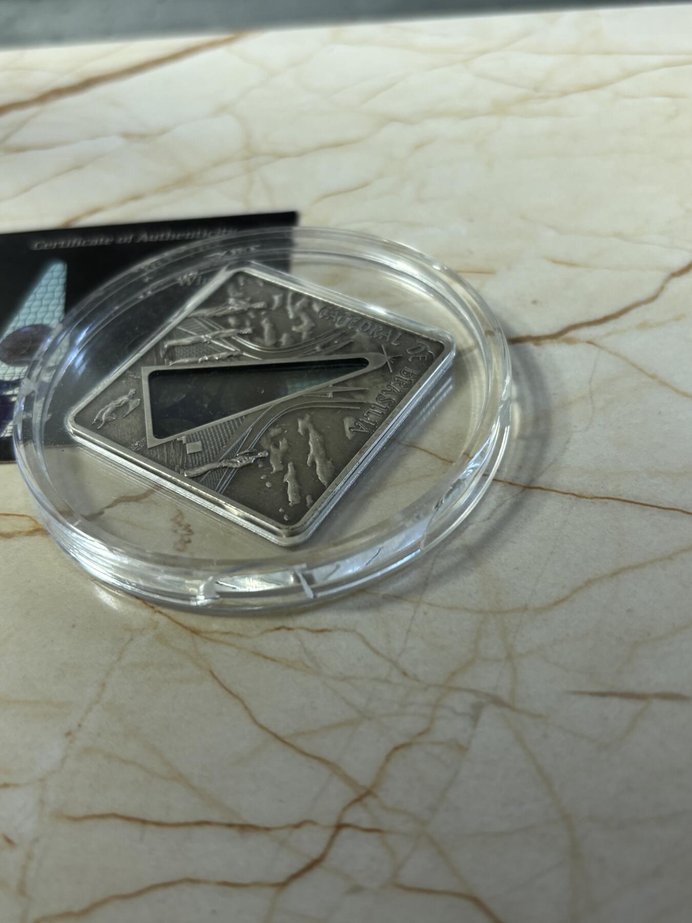 第181期拍卖 帕劳2012年圣殿之窗巴西利亚教堂镶玻璃纪念银币带证书，925银，50克，发行999枚。塑料盒有破