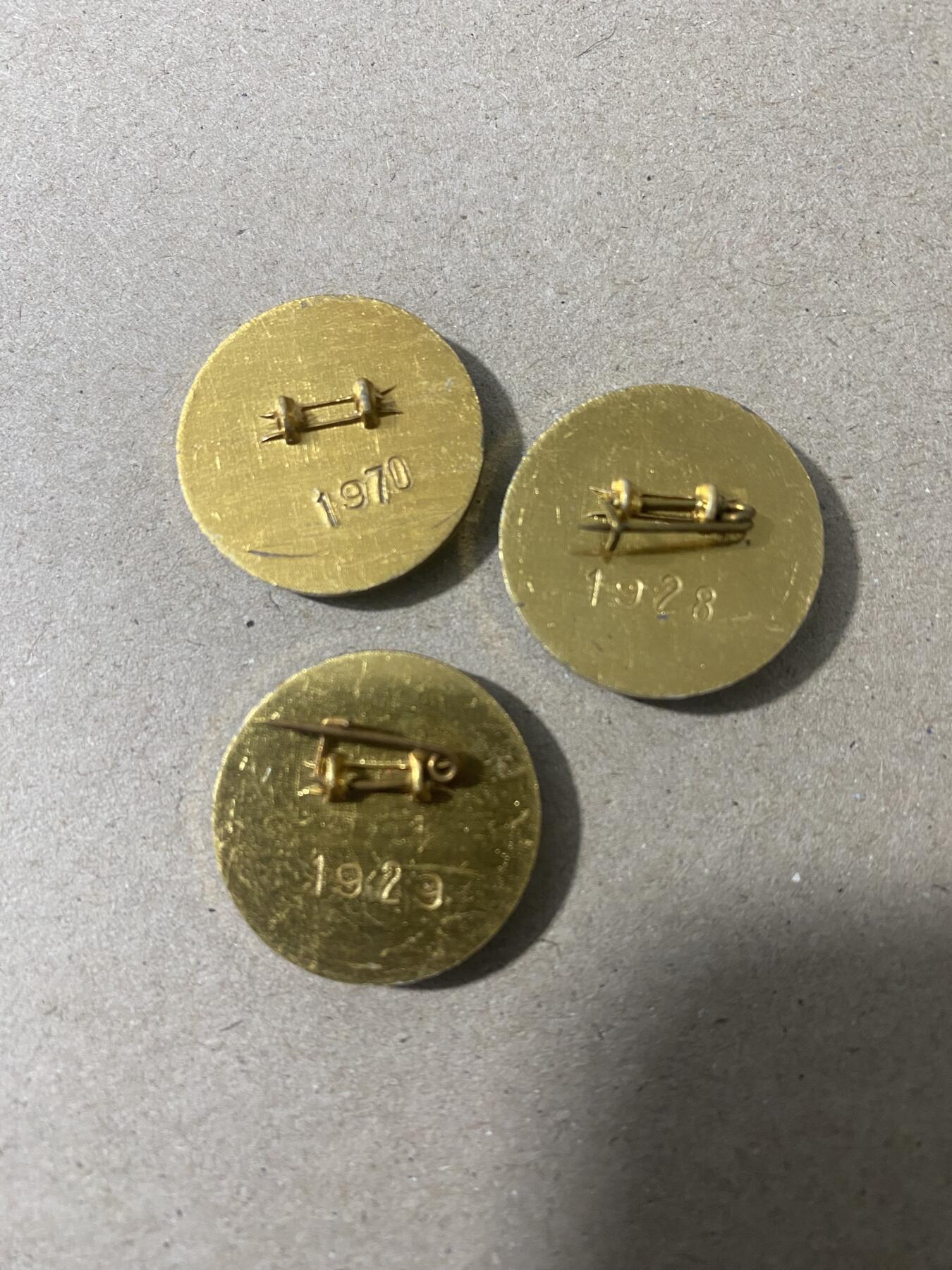 江南站杂件 校徽三枚