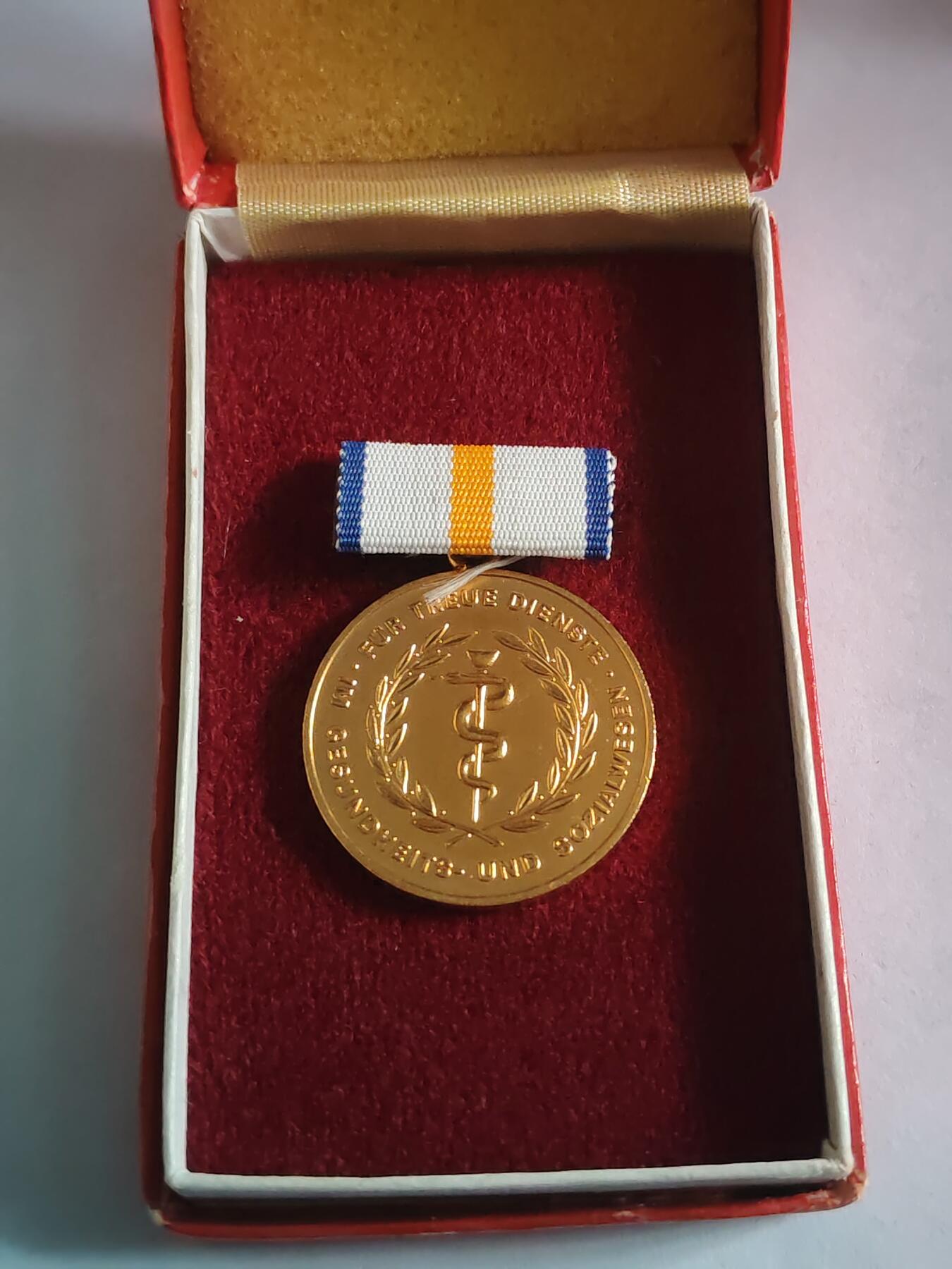 韵星假日拍卖第三十期 -- Rimey Holidays Auction 30 民主德国金级卫生服务功绩奖章 带原盒