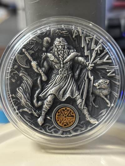 第181期拍卖 - 纽埃2018年斯拉夫之神系列雷神佩龙镶嵌木头2盎司银币，999银，发行500枚，银价也差不多700了