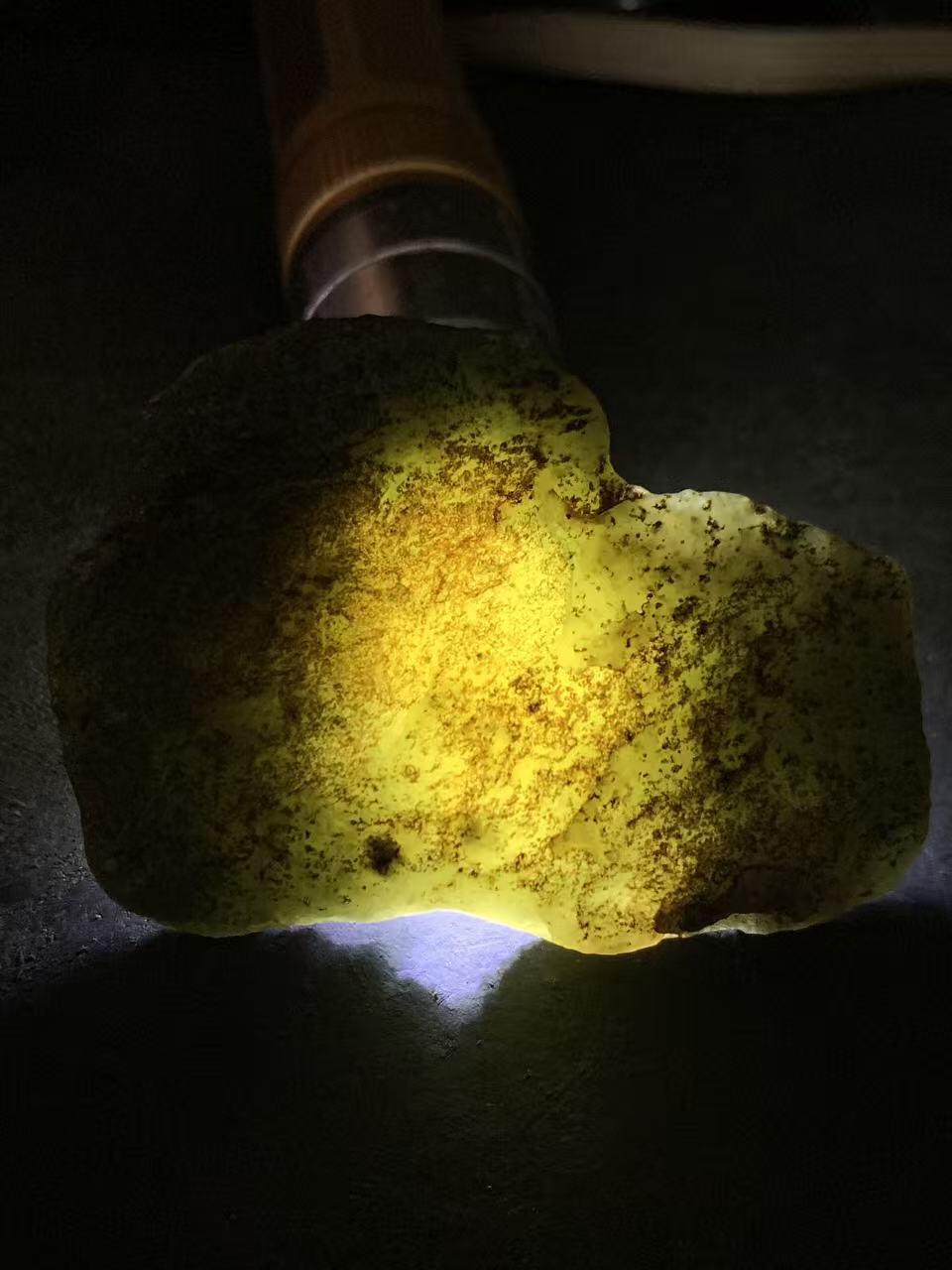 新疆戈壁风化纹和田玉青玉原石一颗，