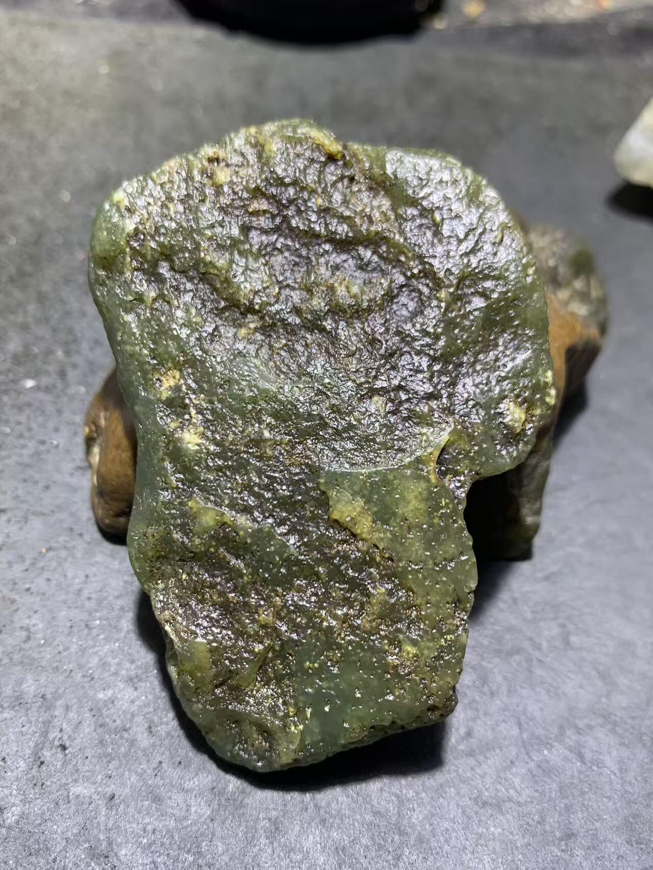 新疆戈壁风化纹和田玉青玉原石一颗，