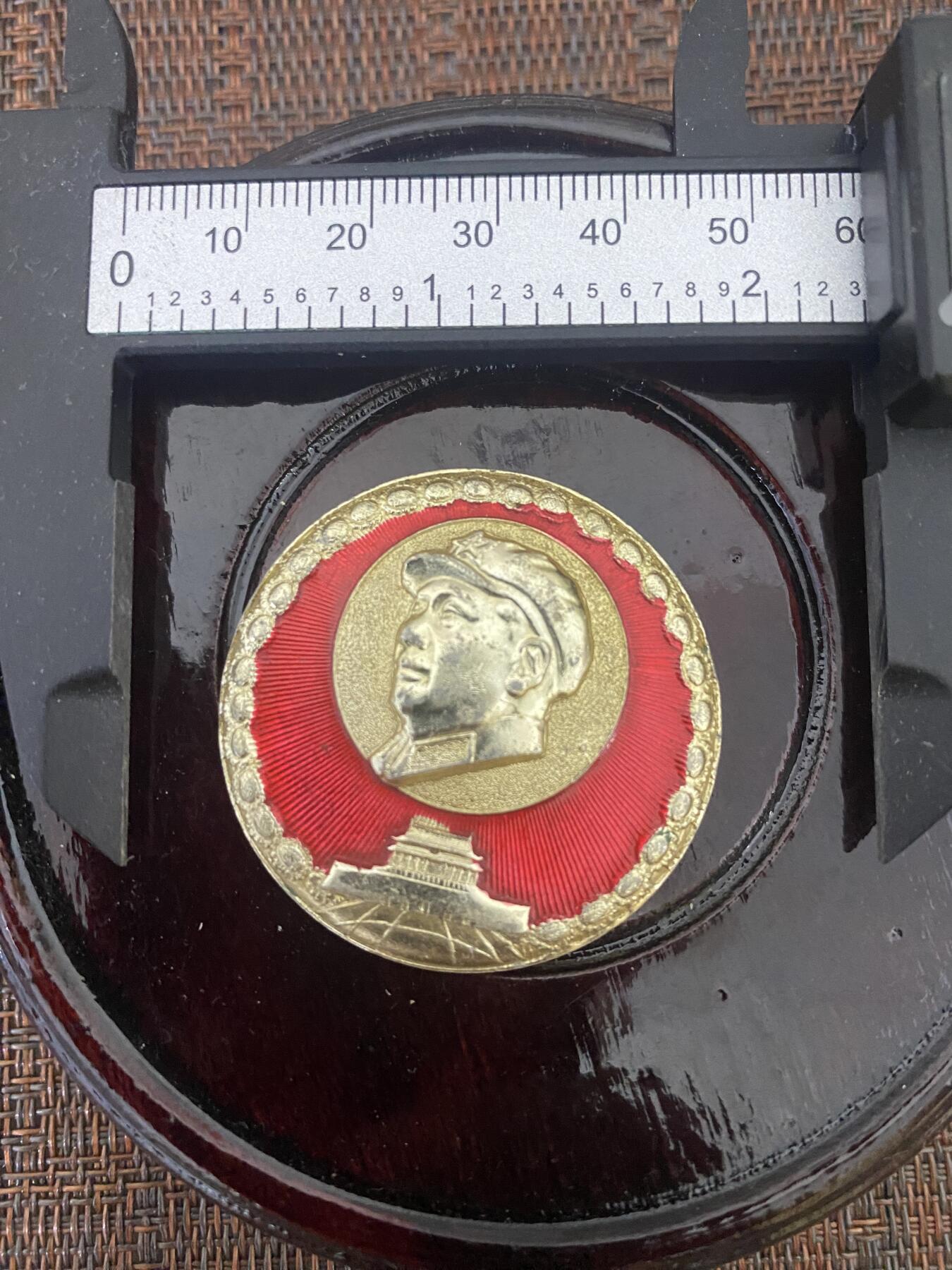 江南站杂件 毛主席像章