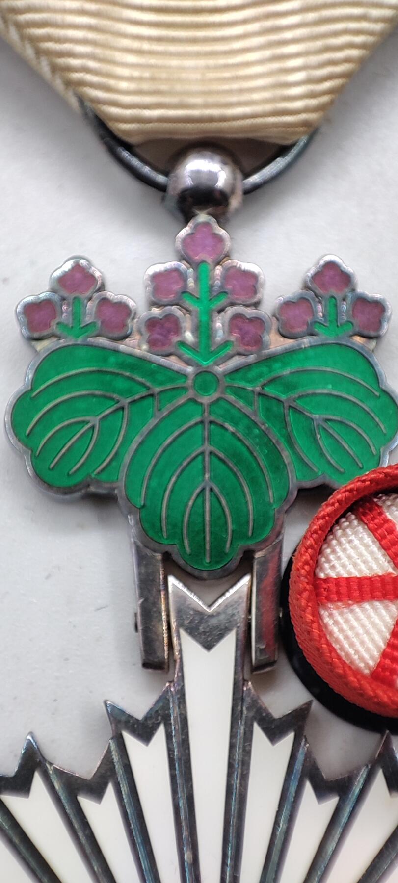 红色经典收藏拍卖专场第29期 勿忘国耻勿忘历史  六等单光旭日章  银质 带原盒略章 七宝烧完好无损