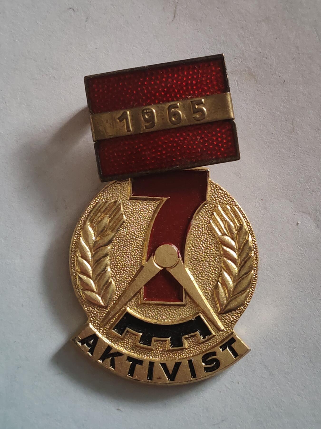 韵星假日拍卖第三十期 -- Rimey Holidays Auction 30 民主德国七年计划劳动模范奖章