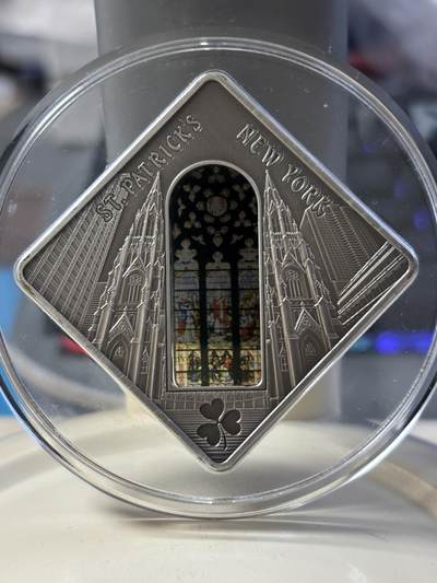 第181期拍卖 - 帕劳2011年圣殿之窗圣帕特里克教堂镶嵌彩玻璃银币带证书，925银，50克，发行999枚