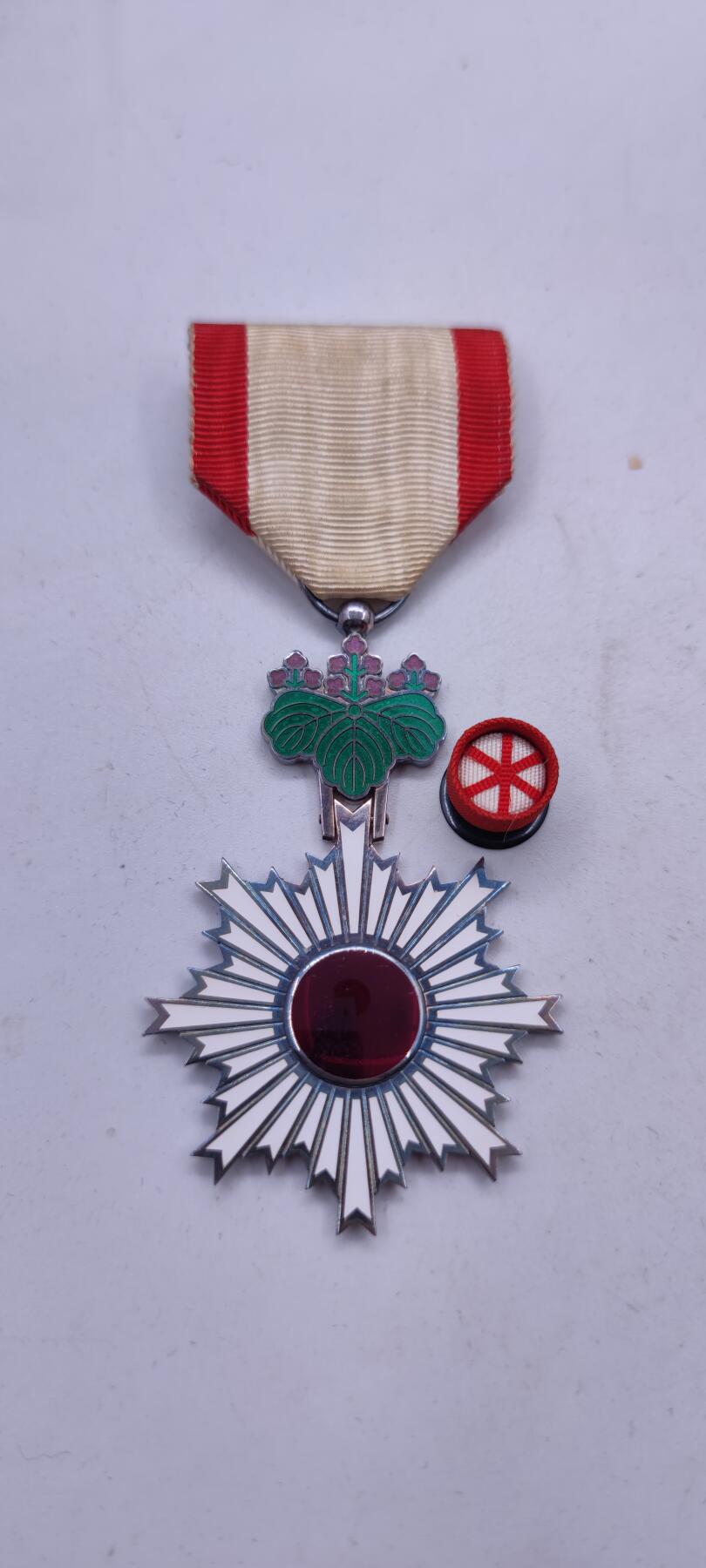 红色经典收藏拍卖专场第29期 勿忘国耻勿忘历史  六等单光旭日章  银质 带原盒略章 七宝烧完好无损