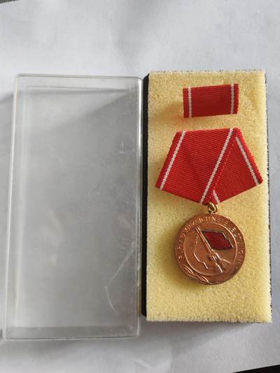 韵星假日拍卖第三十期 -- Rimey Holidays Auction 30 - 民主德国工人阶级战斗队优异成就奖章 带原盒略