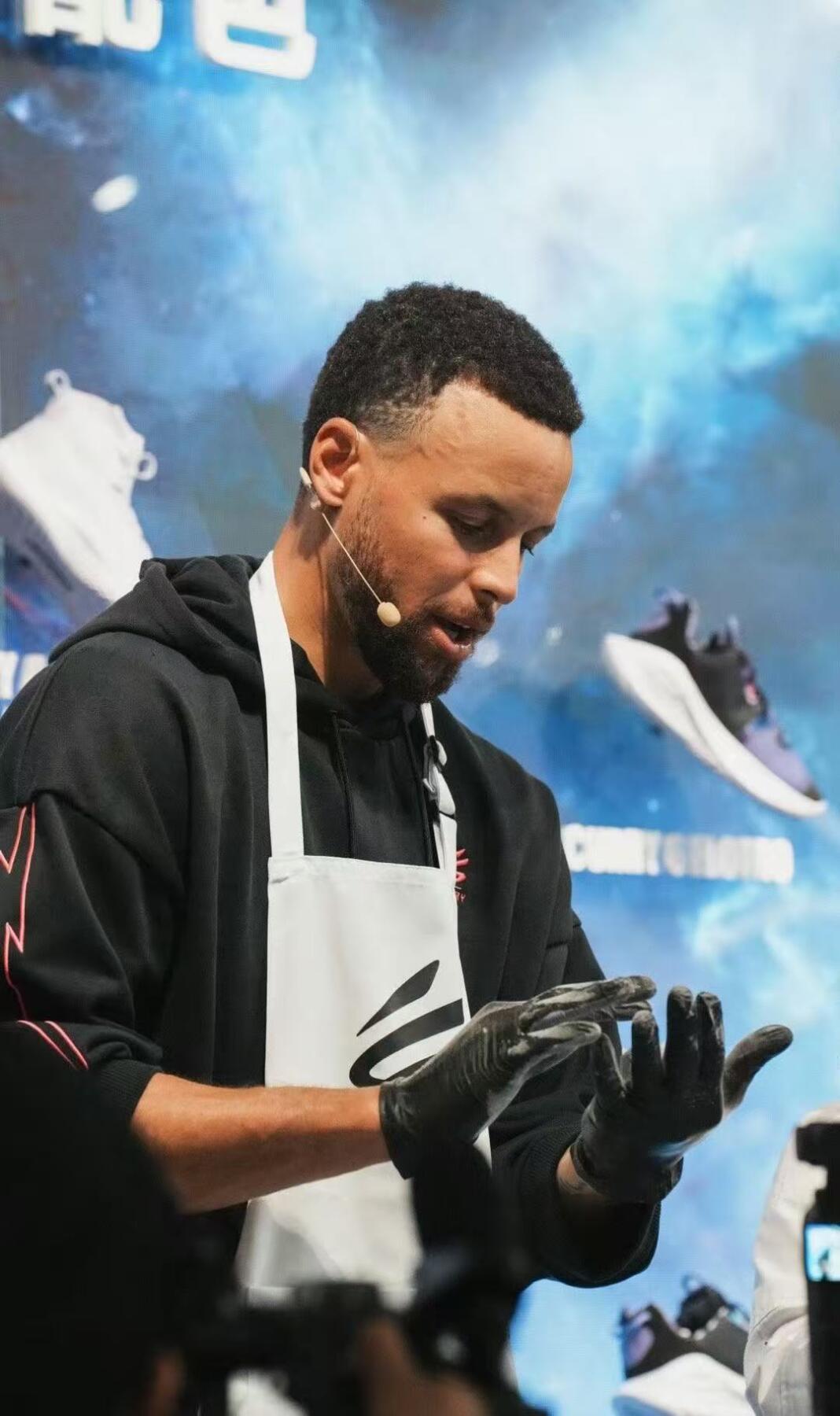 零元拍：来来来！要攒齐库里证件卡的看过来，你们要的2024的拿到了！库里亲笔签名：2024安德玛“这三分敬我们”CURRY品牌中国行珍贵证件卡！巴黎奥运会绽放后第一时间的“晚安”，仅此一枚，速度出手！！！