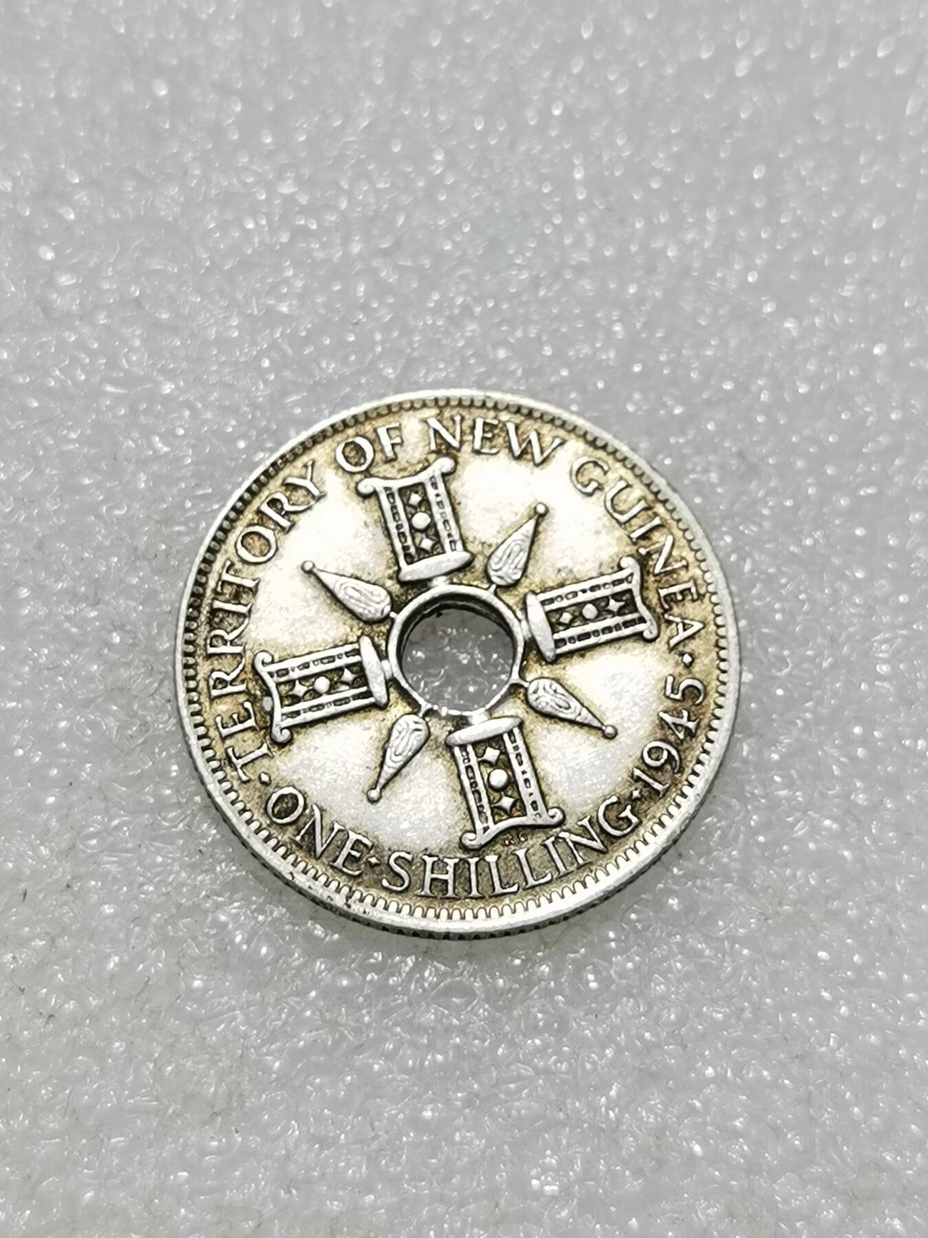 天下钱庄专场欢迎参拍 新几内亚中孔银币