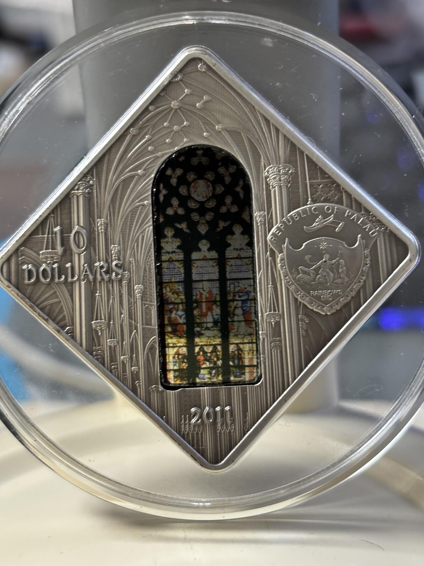 第181期拍卖 帕劳2011年圣殿之窗圣帕特里克教堂镶嵌彩玻璃银币带证书，925银，50克，发行999枚